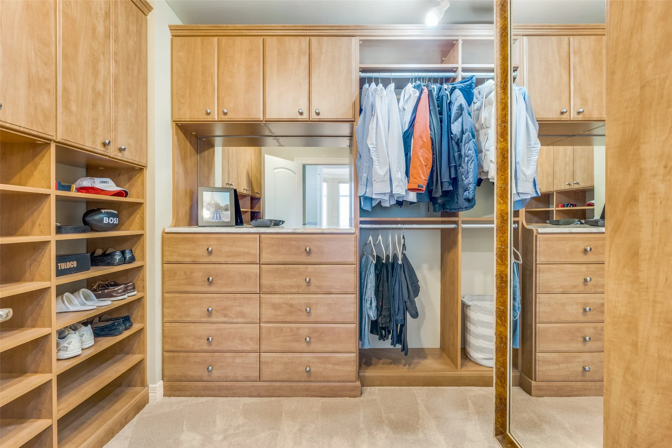Condominium For Sale in Dallas County , 2828 Hood Street 907, Dallas, Texas 75219, 3 Bedroom, 4 Bathroom, 3 Garage spaces, 3,993 Sqft, built in 2000, Preowned, mls#21196201, Real Estate Agent in Dallas, Homes For Sale in Dallas county, Homes For Sale in Dallas, Realtor in Dallas Texas, Real Estate Brokerage Independent Realty Texas, Luminita Cordes Realtor