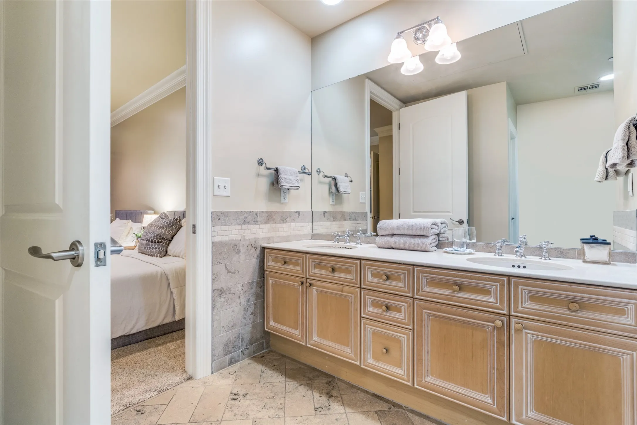 Condominium For Sale in Dallas County , 2828 Hood Street 907, Dallas, Texas 75219, 3 Bedroom, 4 Bathroom, 3 Garage spaces, 3,993 Sqft, built in 2000, Preowned, mls#21196201, Real Estate Agent in Dallas, Homes For Sale in Dallas county, Homes For Sale in Dallas, Realtor in Dallas Texas, Real Estate Brokerage Independent Realty Texas, Luminita Cordes Realtor