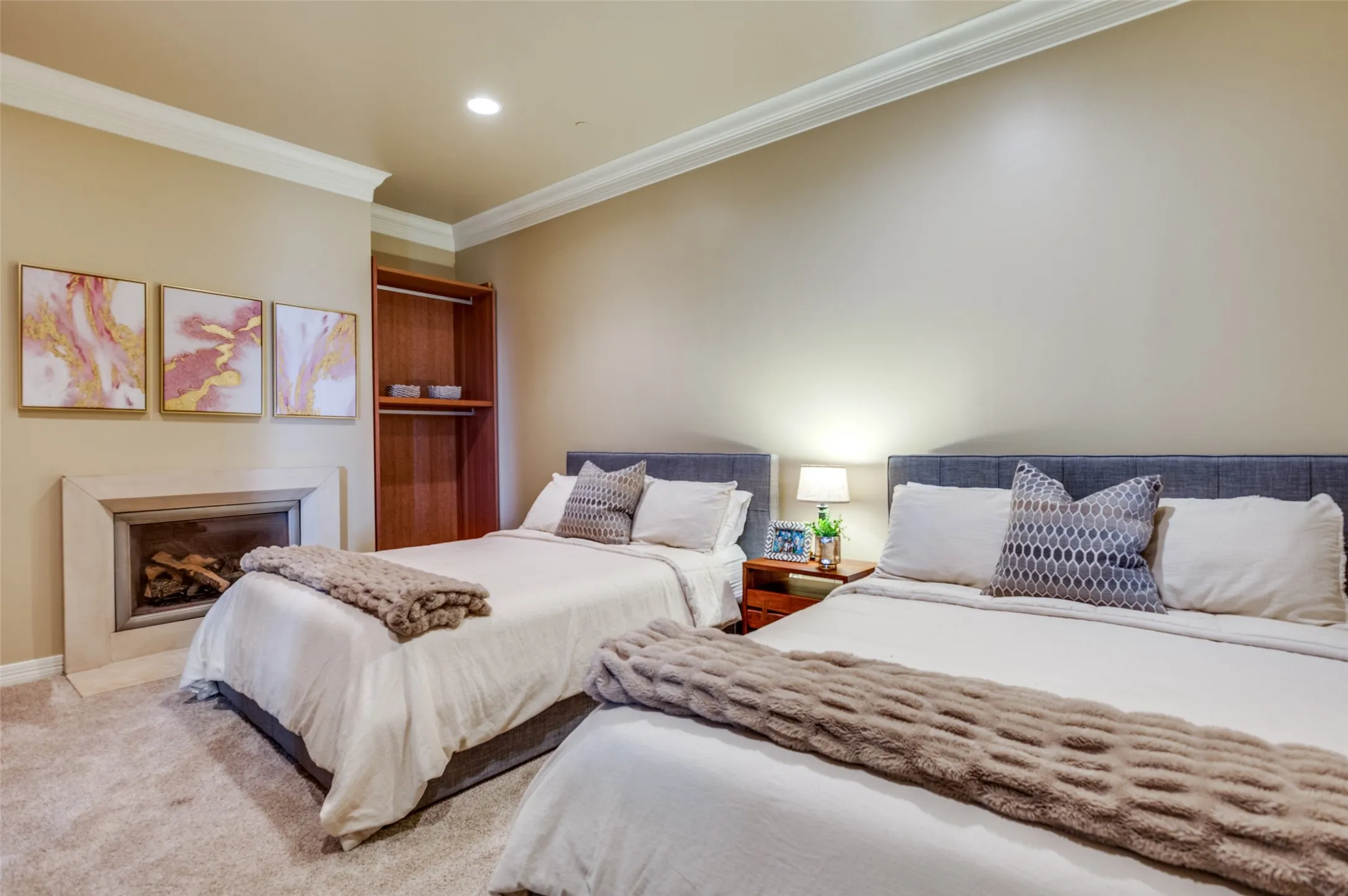 Condominium For Sale in Dallas County , 2828 Hood Street 907, Dallas, Texas 75219, 3 Bedroom, 4 Bathroom, 3 Garage spaces, 3,993 Sqft, built in 2000, Preowned, mls#21196201, Real Estate Agent in Dallas, Homes For Sale in Dallas county, Homes For Sale in Dallas, Realtor in Dallas Texas, Real Estate Brokerage Independent Realty Texas, Luminita Cordes Realtor