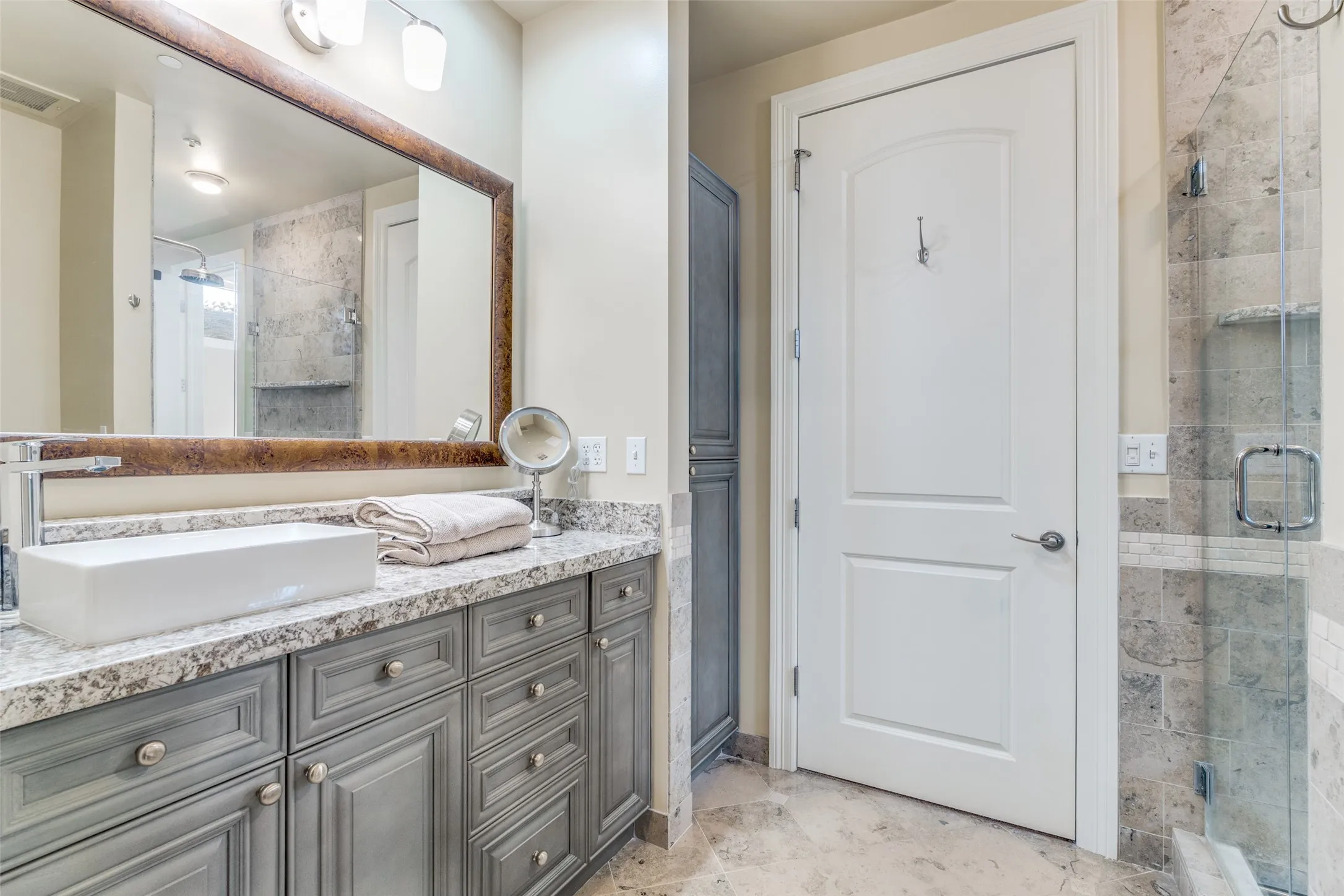 Condominium For Sale in Dallas County , 2828 Hood Street 907, Dallas, Texas 75219, 3 Bedroom, 4 Bathroom, 3 Garage spaces, 3,993 Sqft, built in 2000, Preowned, mls#21196201, Real Estate Agent in Dallas, Homes For Sale in Dallas county, Homes For Sale in Dallas, Realtor in Dallas Texas, Real Estate Brokerage Independent Realty Texas, Luminita Cordes Realtor
