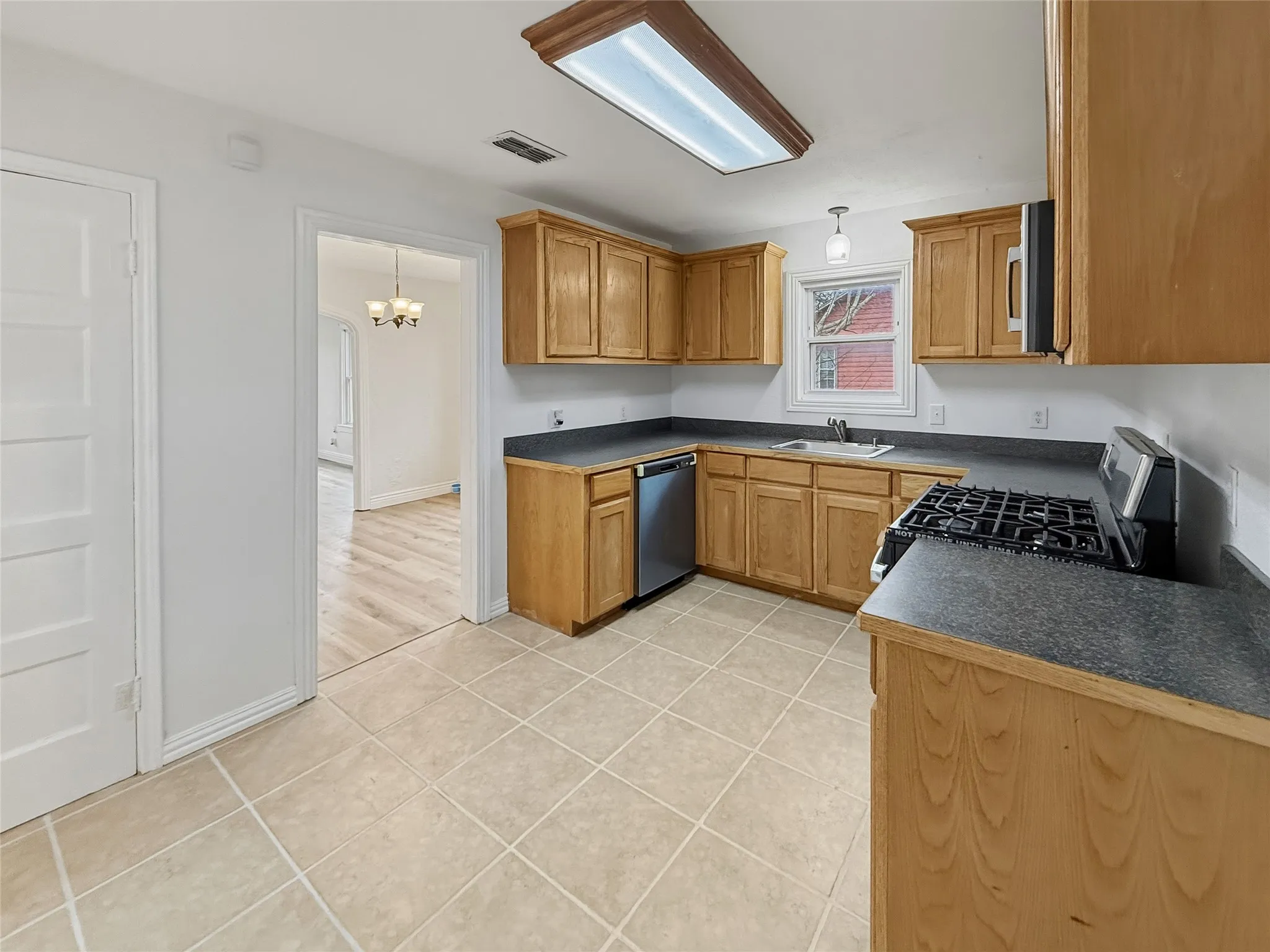 Single Family Residence For Sale in Hopkins County , 304 Texas Street, Sulphur Springs, Texas 75482, 2 Bedroom, 2 Bathroom, Garage spaces, 1,008 Sqft, built in 1930, mls#21197174, Real Estate Agent in Sulphur Springs, Homes For Sale in Hopkins county, Homes For Sale in Sulphur Springs, Realtor in Sulphur Springs Texas, Real Estate Brokerage Independent Realty Texas, Luminita Cordes Realtor