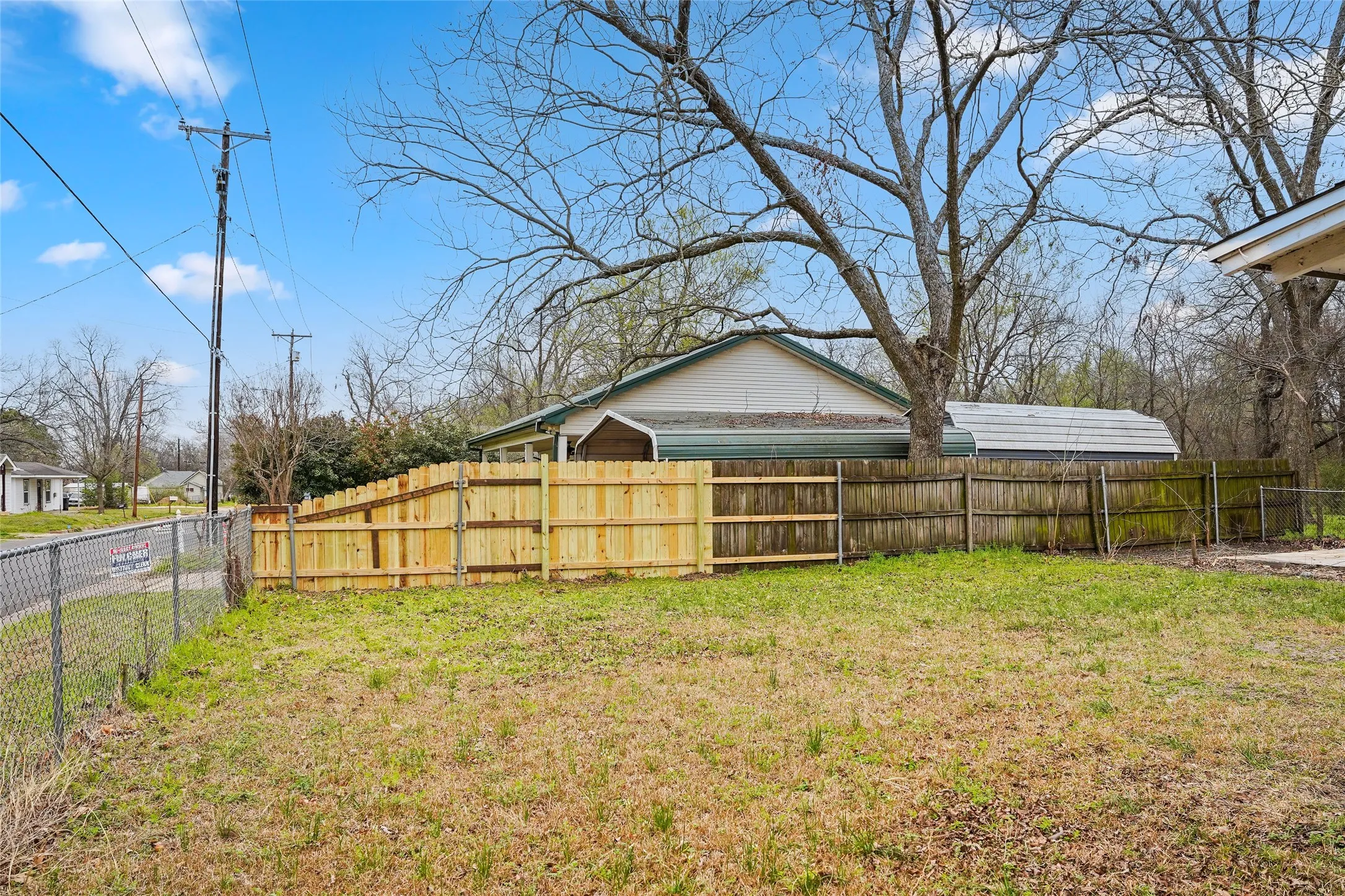 Single Family Residence For Sale in Hopkins County , 304 Texas Street, Sulphur Springs, Texas 75482, 2 Bedroom, 2 Bathroom, Garage spaces, 1,008 Sqft, built in 1930, mls#21197174, Real Estate Agent in Sulphur Springs, Homes For Sale in Hopkins county, Homes For Sale in Sulphur Springs, Realtor in Sulphur Springs Texas, Real Estate Brokerage Independent Realty Texas, Luminita Cordes Realtor