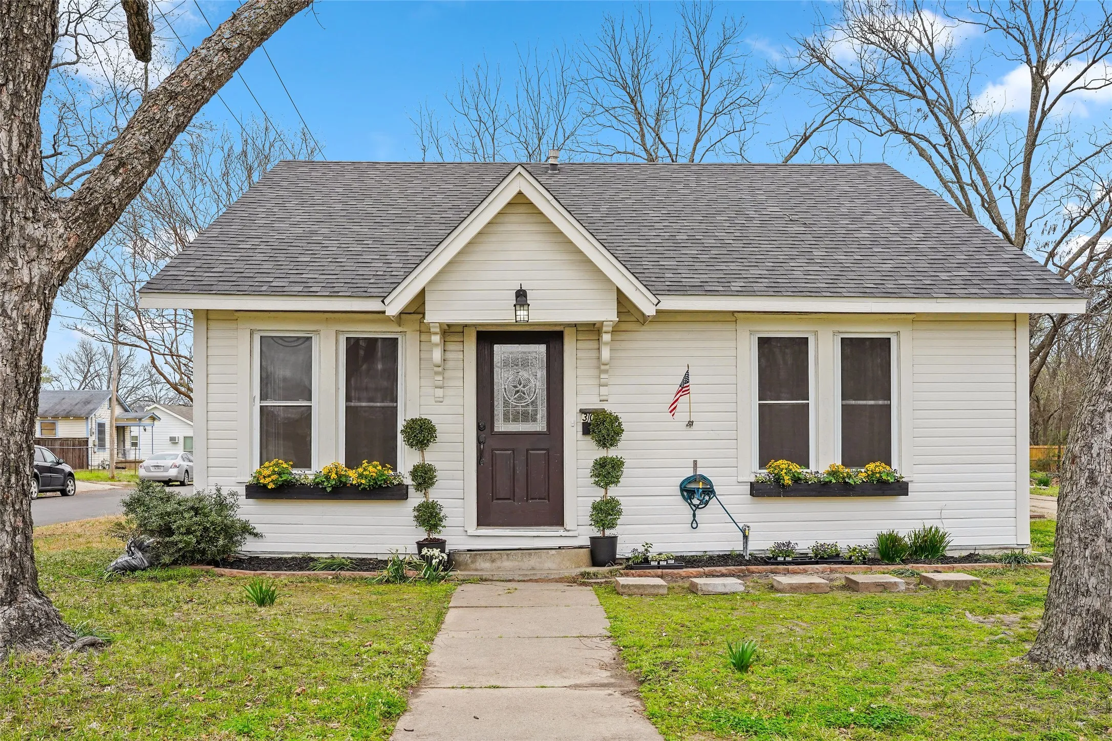 Single Family Residence For Sale in Hopkins County , 304 Texas Street, Sulphur Springs, Texas 75482, 2 Bedroom, 2 Bathroom, Garage spaces, 1,008 Sqft, built in 1930, mls#21197174, Real Estate Agent in Sulphur Springs, Homes For Sale in Hopkins county, Homes For Sale in Sulphur Springs, Realtor in Sulphur Springs Texas, Real Estate Brokerage Independent Realty Texas, Luminita Cordes Realtor