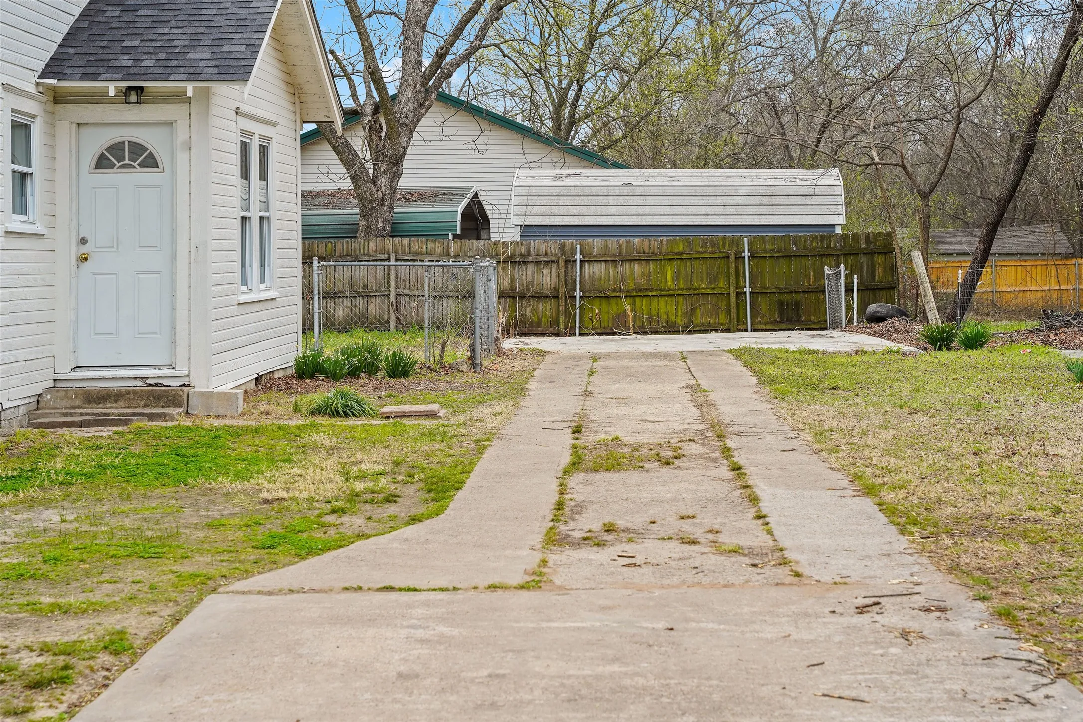 Single Family Residence For Sale in Hopkins County , 304 Texas Street, Sulphur Springs, Texas 75482, 2 Bedroom, 2 Bathroom, Garage spaces, 1,008 Sqft, built in 1930, mls#21197174, Real Estate Agent in Sulphur Springs, Homes For Sale in Hopkins county, Homes For Sale in Sulphur Springs, Realtor in Sulphur Springs Texas, Real Estate Brokerage Independent Realty Texas, Luminita Cordes Realtor