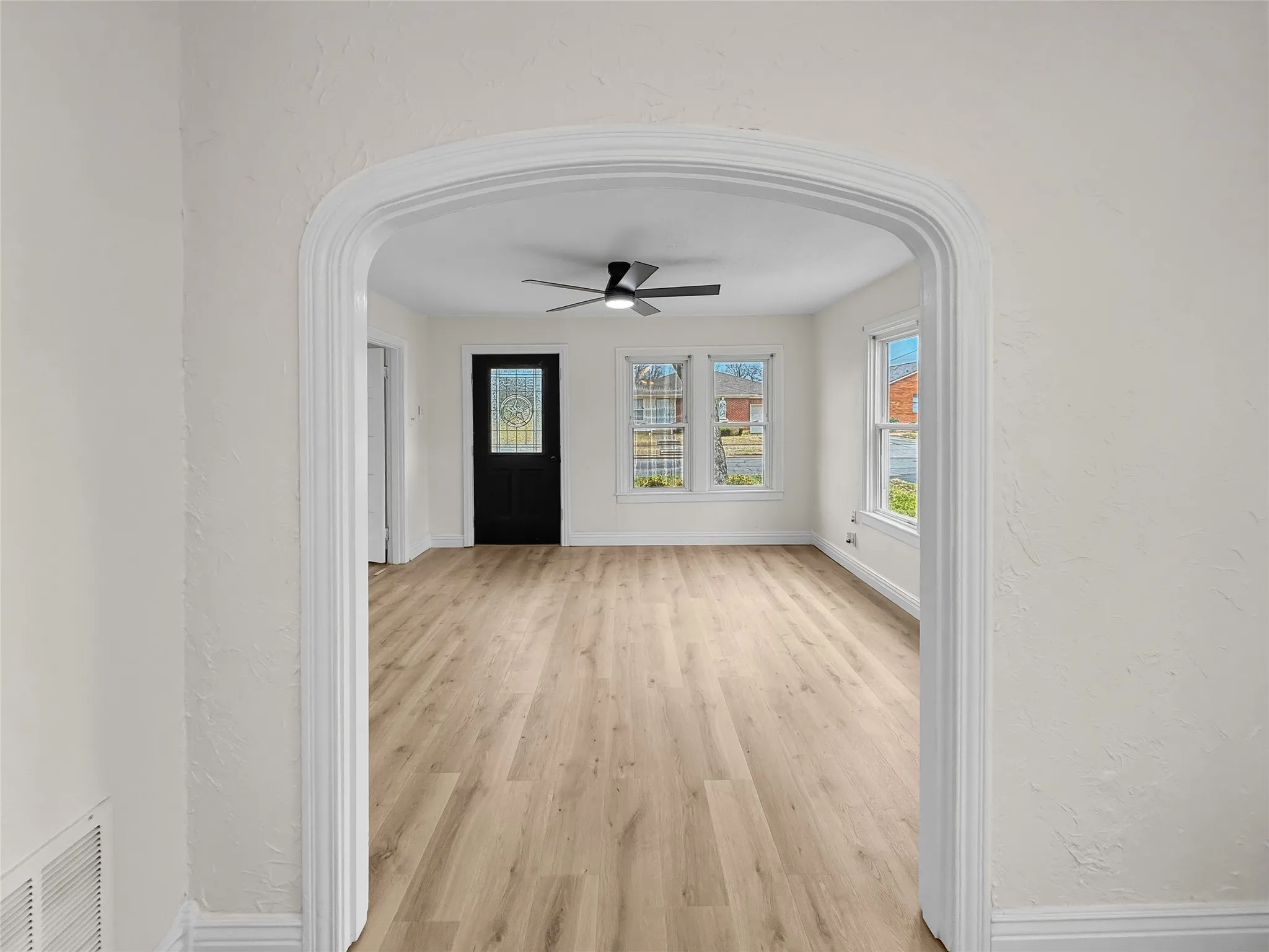 Single Family Residence For Sale in Hopkins County , 304 Texas Street, Sulphur Springs, Texas 75482, 2 Bedroom, 2 Bathroom, Garage spaces, 1,008 Sqft, built in 1930, mls#21197174, Real Estate Agent in Sulphur Springs, Homes For Sale in Hopkins county, Homes For Sale in Sulphur Springs, Realtor in Sulphur Springs Texas, Real Estate Brokerage Independent Realty Texas, Luminita Cordes Realtor