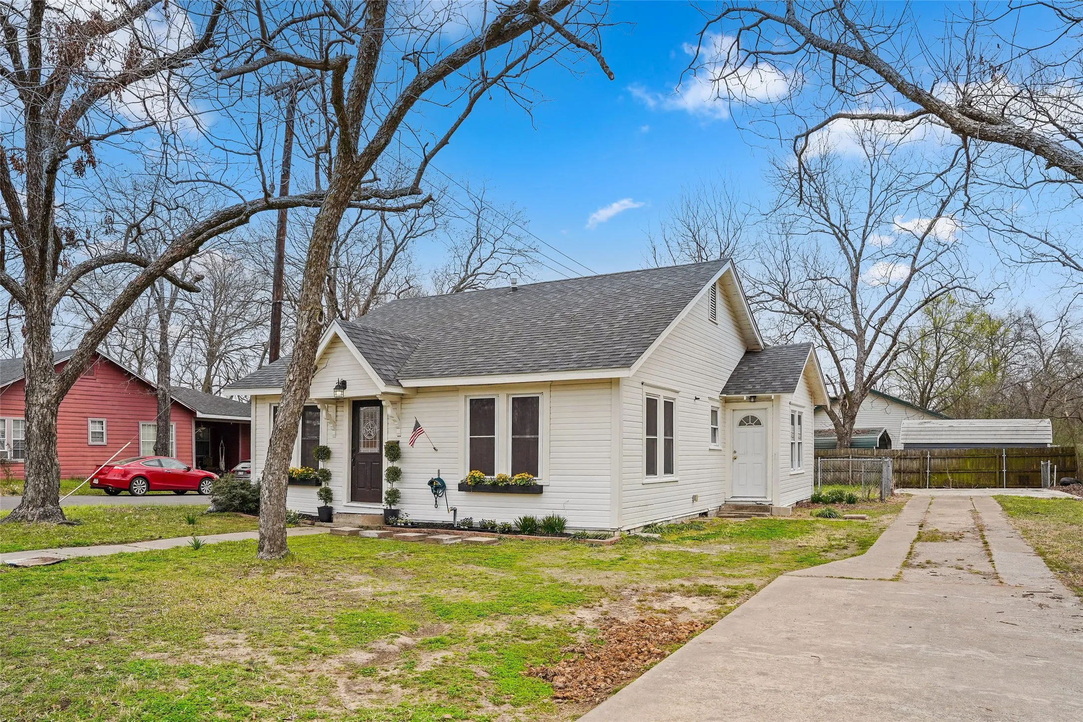 Single Family Residence For Sale in Hopkins County , 304 Texas Street, Sulphur Springs, Texas 75482, 2 Bedroom, 2 Bathroom, Garage spaces, 1,008 Sqft, built in 1930, mls#21197174, Real Estate Agent in Sulphur Springs, Homes For Sale in Hopkins county, Homes For Sale in Sulphur Springs, Realtor in Sulphur Springs Texas, Real Estate Brokerage Independent Realty Texas, Luminita Cordes Realtor