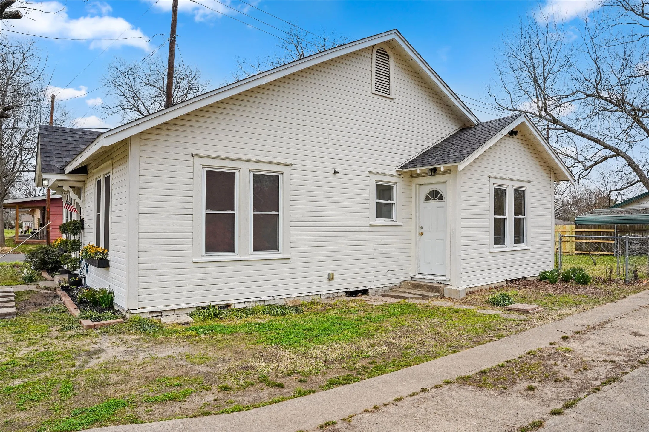 Single Family Residence For Sale in Hopkins County , 304 Texas Street, Sulphur Springs, Texas 75482, 2 Bedroom, 2 Bathroom, Garage spaces, 1,008 Sqft, built in 1930, mls#21197174, Real Estate Agent in Sulphur Springs, Homes For Sale in Hopkins county, Homes For Sale in Sulphur Springs, Realtor in Sulphur Springs Texas, Real Estate Brokerage Independent Realty Texas, Luminita Cordes Realtor
