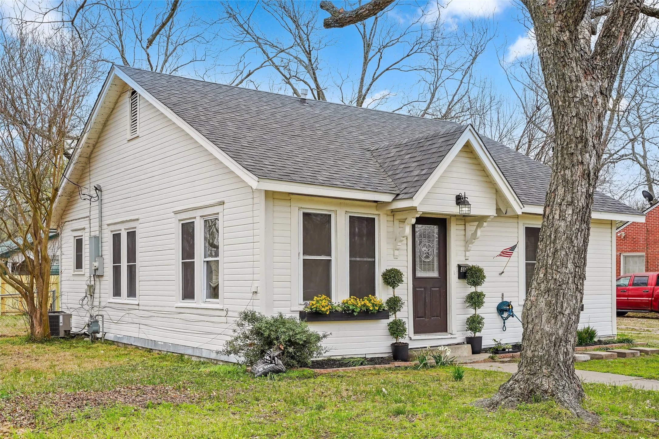 Single Family Residence For Sale in Hopkins County , 304 Texas Street, Sulphur Springs, Texas 75482, 2 Bedroom, 2 Bathroom, Garage spaces, 1,008 Sqft, built in 1930, mls#21197174, Real Estate Agent in Sulphur Springs, Homes For Sale in Hopkins county, Homes For Sale in Sulphur Springs, Realtor in Sulphur Springs Texas, Real Estate Brokerage Independent Realty Texas, Luminita Cordes Realtor