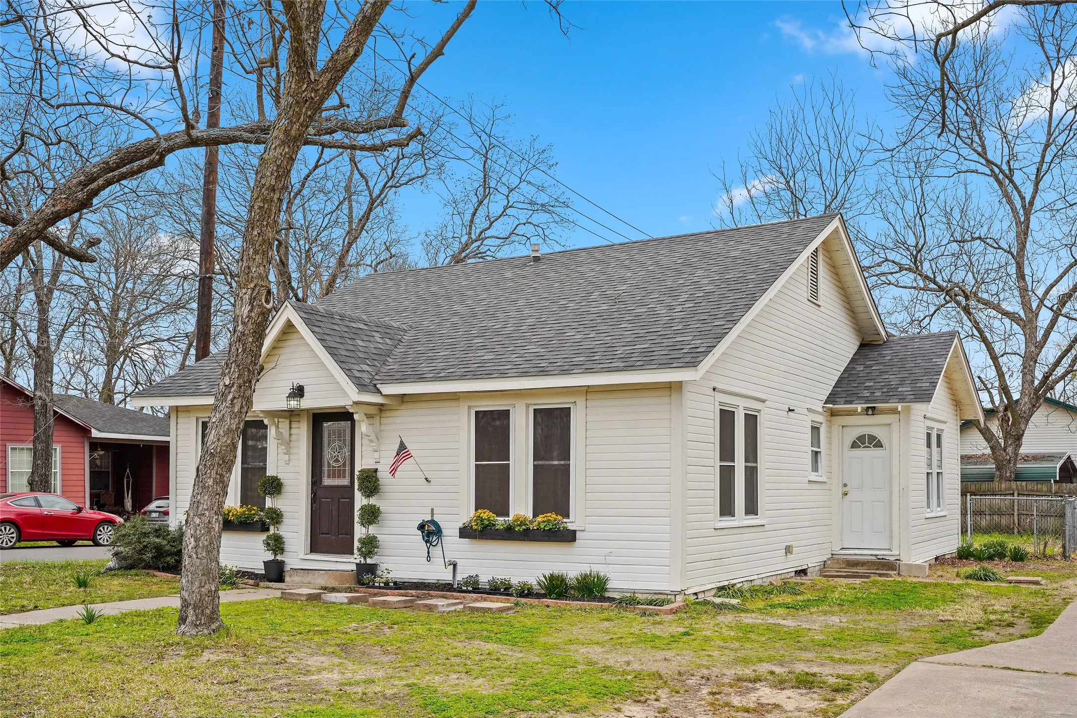 Single Family Residence For Sale in Hopkins County , 304 Texas Street, Sulphur Springs, Texas 75482, 2 Bedroom, 2 Bathroom, Garage spaces, 1,008 Sqft, built in 1930, mls#21197174, Real Estate Agent in Sulphur Springs, Homes For Sale in Hopkins county, Homes For Sale in Sulphur Springs, Realtor in Sulphur Springs Texas, Real Estate Brokerage Independent Realty Texas, Luminita Cordes Realtor