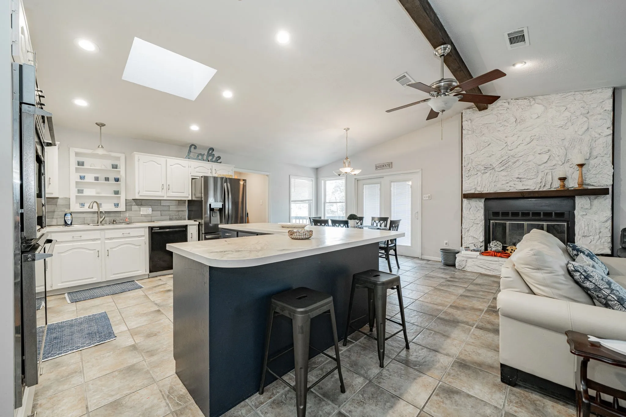 Single Family Residence For Sale in Henderson County , 146 Harbor Drive, Gun Barrel City, Texas 75156, 4 Bedroom, 3 Bathroom, Garage spaces, 1,766 Sqft, built in 1983, Preowned, mls#21184324, Real Estate Agent in Gun Barrel City, Homes For Sale in Henderson county, Homes For Sale in Gun Barrel City, Realtor in Gun Barrel City Texas, Real Estate Brokerage Independent Realty Texas, Luminita Cordes Realtor