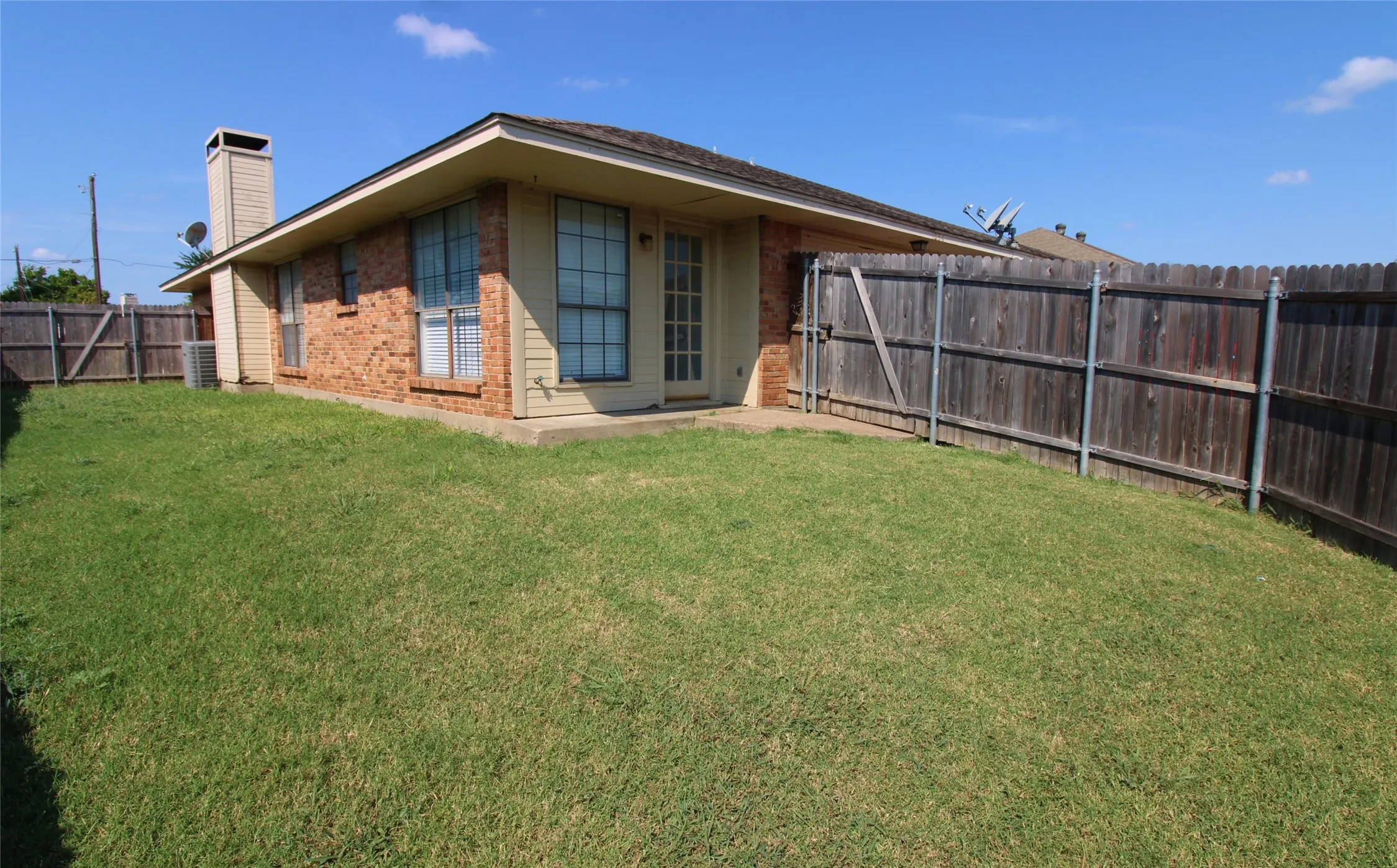Duplex For Rent in Dallas County , 1234 Mockingbird Lane, De Soto, Texas 75115, 3 Bedroom, 2 Bathroom, 2 Garage spaces, 1,280 Sqft, built in 1984, Preowned, mls#21197410, Real Estate Agent in De Soto, Homes For Rent in Dallas county, Homes For Rent in De Soto, Realtor in De Soto Texas, Real Estate Brokerage Independent Realty Texas, Luminita Cordes Realtor