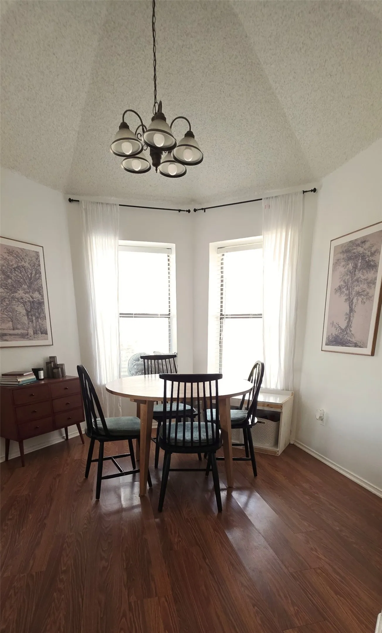 Single Family Residence For Sale in Titus County , 1806 Hogan Lane, Mt Pleasant, Texas 75455, 3 Bedrooms, 2 Bathrooms, 2 Garage spaces, 2,132 Sqft, built in 1988, Preowned, Price $319,000, mls#21197258, Real Estate Agent in Mt Pleasant, Homes For Sale in Titus county, Homes For Sale in Mt Pleasant, Realtor in Mt Pleasant Texas, Real Estate Brokerage Independent Realty Texas, Luminita Cordes Realtor