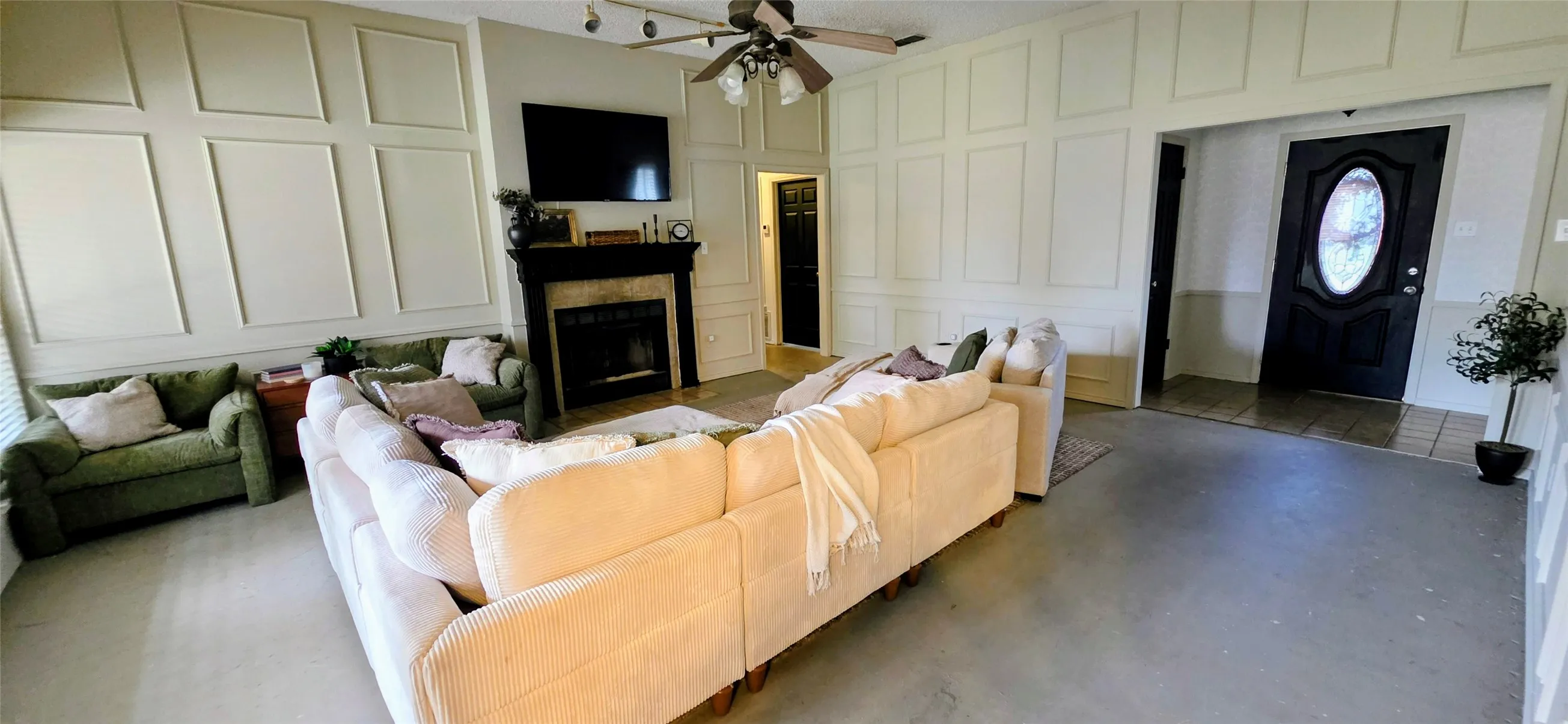 Single Family Residence For Sale in Titus County , 1806 Hogan Lane, Mt Pleasant, Texas 75455, 3 Bedrooms, 2 Bathrooms, 2 Garage spaces, 2,132 Sqft, built in 1988, Preowned, Price $319,000, mls#21197258, Real Estate Agent in Mt Pleasant, Homes For Sale in Titus county, Homes For Sale in Mt Pleasant, Realtor in Mt Pleasant Texas, Real Estate Brokerage Independent Realty Texas, Luminita Cordes Realtor