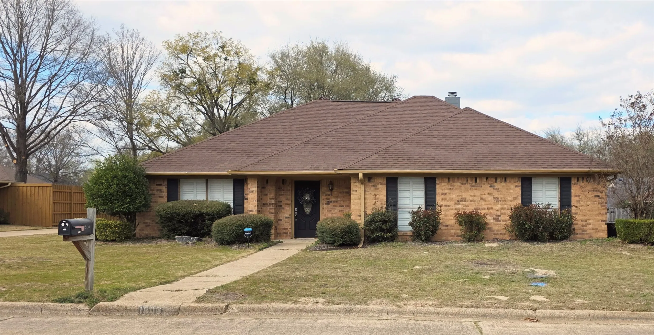 Single Family Residence For Sale in Titus County , 1806 Hogan Lane, Mt Pleasant, Texas 75455, 3 Bedrooms, 2 Bathrooms, 2 Garage spaces, 2,132 Sqft, built in 1988, Preowned, Price $319,000, mls#21197258, Real Estate Agent in Mt Pleasant, Homes For Sale in Titus county, Homes For Sale in Mt Pleasant, Realtor in Mt Pleasant Texas, Real Estate Brokerage Independent Realty Texas, Luminita Cordes Realtor