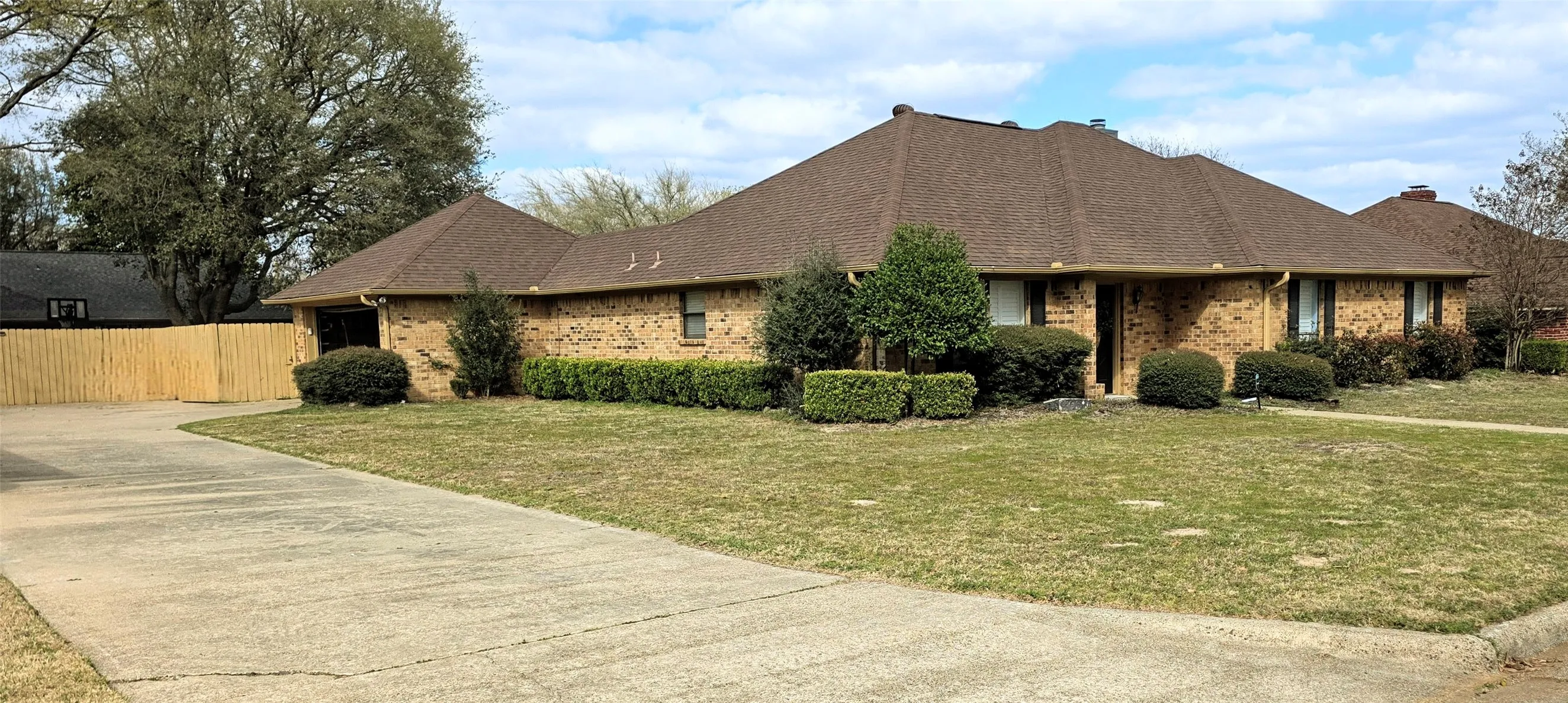 Single Family Residence For Sale in Titus County , 1806 Hogan Lane, Mt Pleasant, Texas 75455, 3 Bedrooms, 2 Bathrooms, 2 Garage spaces, 2,132 Sqft, built in 1988, Preowned, Price $319,000, mls#21197258, Real Estate Agent in Mt Pleasant, Homes For Sale in Titus county, Homes For Sale in Mt Pleasant, Realtor in Mt Pleasant Texas, Real Estate Brokerage Independent Realty Texas, Luminita Cordes Realtor