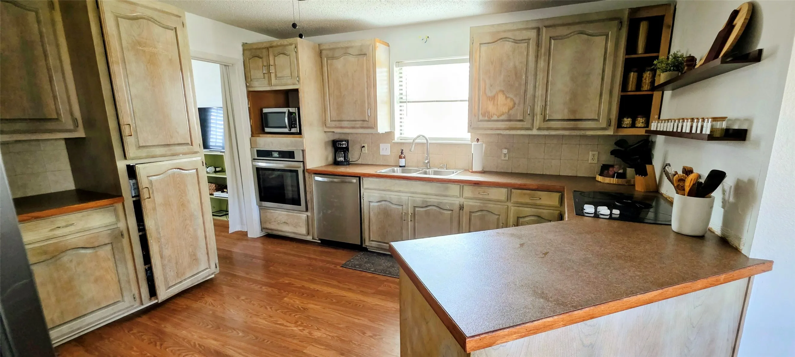 Single Family Residence For Sale in Titus County , 1806 Hogan Lane, Mt Pleasant, Texas 75455, 3 Bedrooms, 2 Bathrooms, 2 Garage spaces, 2,132 Sqft, built in 1988, Preowned, Price $319,000, mls#21197258, Real Estate Agent in Mt Pleasant, Homes For Sale in Titus county, Homes For Sale in Mt Pleasant, Realtor in Mt Pleasant Texas, Real Estate Brokerage Independent Realty Texas, Luminita Cordes Realtor