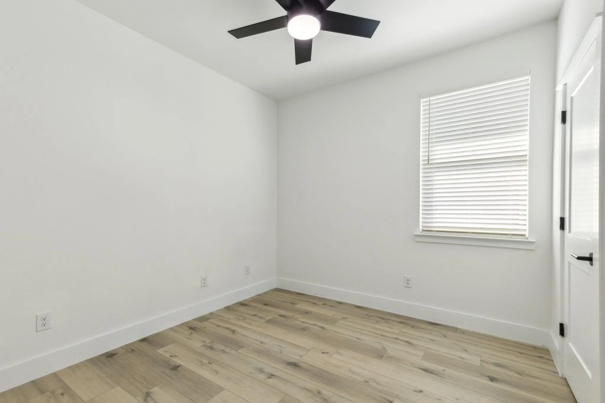 Duplex For Rent in Dallas County , 521 N Denley Drive, Dallas, Texas 75203, 3 Bedroom, 3 Bathroom, Garage spaces, 1,387 Sqft, built in 2025, Preowned, mls#21196551, Real Estate Agent in Dallas, Homes For Rent in Dallas county, Homes For Rent in Dallas, Realtor in Dallas Texas, Real Estate Brokerage Independent Realty Texas, Luminita Cordes Realtor