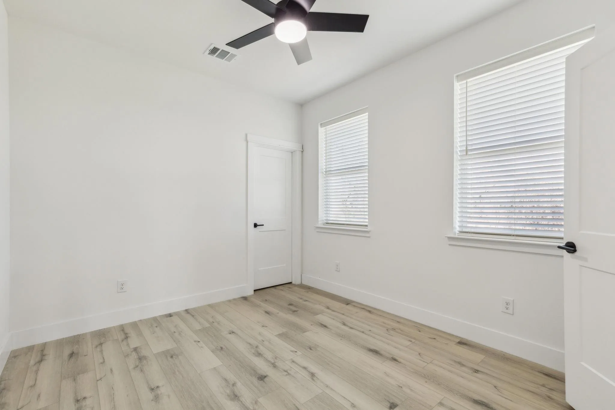 Duplex For Rent in Dallas County , 521 N Denley Drive, Dallas, Texas 75203, 3 Bedroom, 3 Bathroom, Garage spaces, 1,387 Sqft, built in 2025, Preowned, mls#21196551, Real Estate Agent in Dallas, Homes For Rent in Dallas county, Homes For Rent in Dallas, Realtor in Dallas Texas, Real Estate Brokerage Independent Realty Texas, Luminita Cordes Realtor