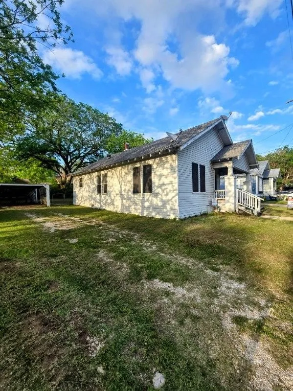 Single Family Residence For Sale in Cooke County , 215 Bell Street, Gainesville, Texas 76240, 2 Bedroom, 1 Bathroom, Garage spaces, 1,148 Sqft, built in 1935, mls#21187349, Real Estate Agent in Gainesville, Homes For Sale in Cooke county, Homes For Sale in Gainesville, Realtor in Gainesville Texas, Real Estate Brokerage Independent Realty Texas, Luminita Cordes Realtor