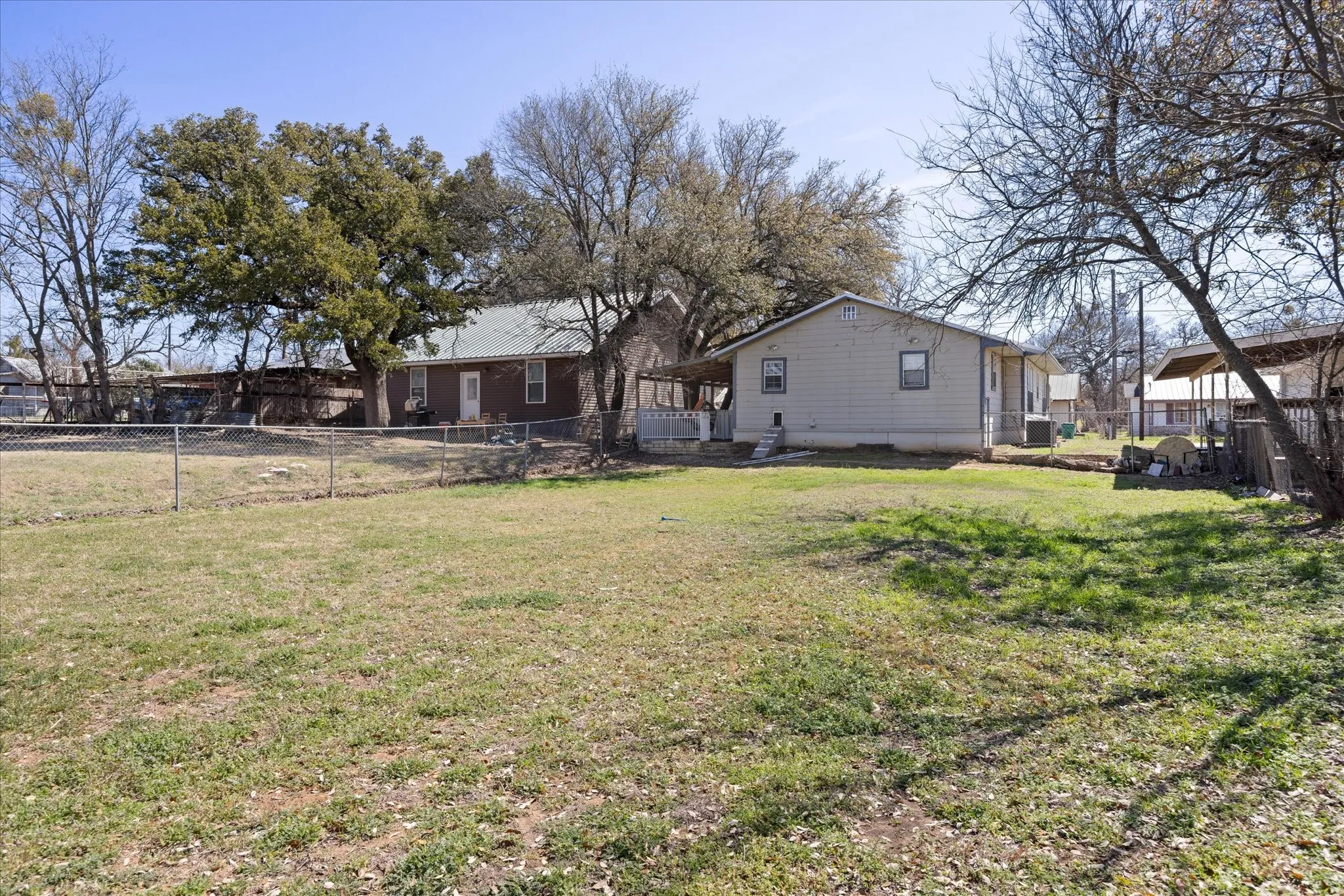 Single Family Residence For Sale in Erath County , 507 E Clifton Street, Stephenville, Texas 76401, 3 Bedroom, 2 Bathroom, Garage spaces, 1,189 Sqft, built in 1940, Preowned, mls#21197399, Real Estate Agent in Stephenville, Homes For Sale in Erath county, Homes For Sale in Stephenville, Realtor in Stephenville Texas, Real Estate Brokerage Independent Realty Texas, Luminita Cordes Realtor