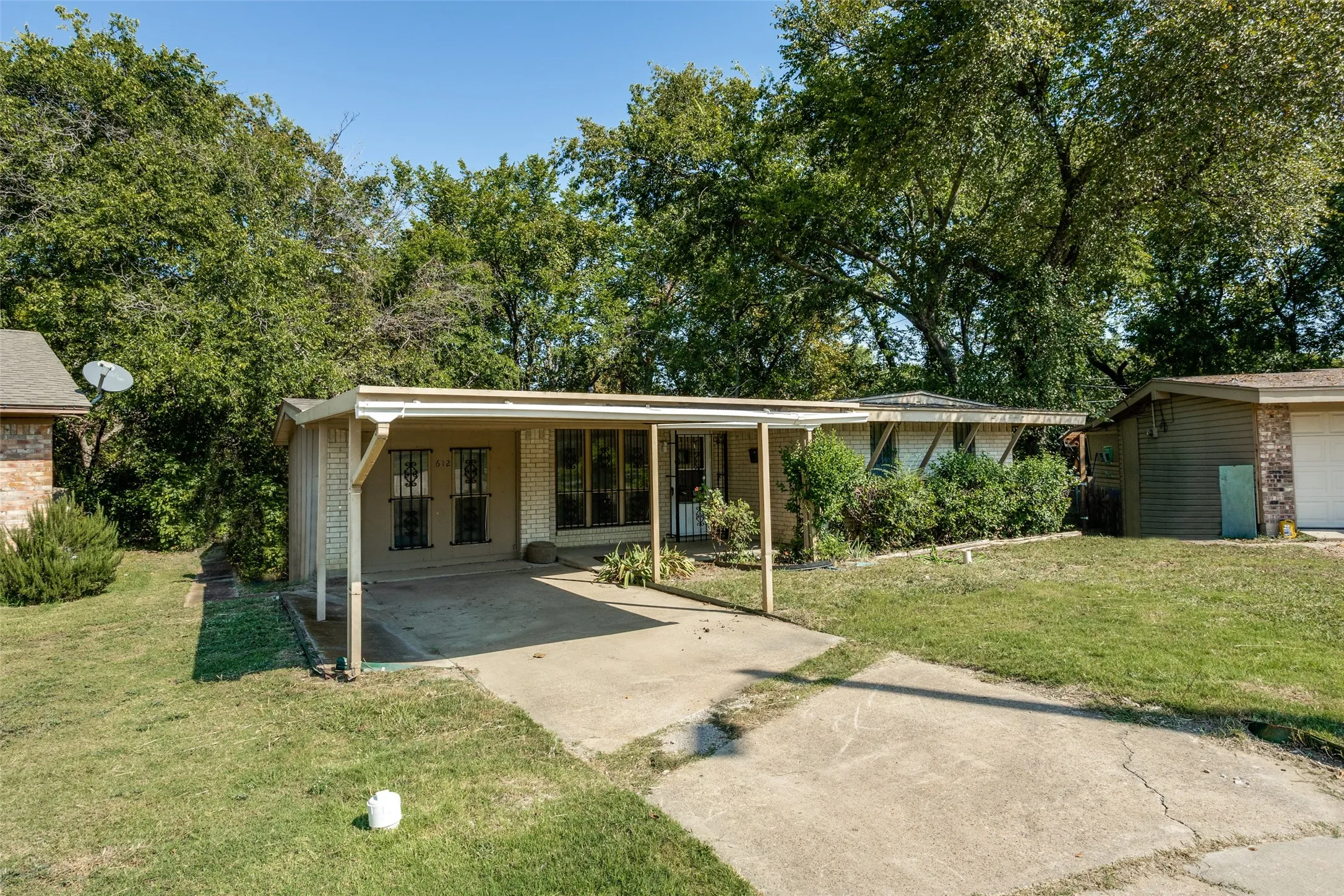 Single Family Residence For Sale in Dallas County , 612 Henderson Circle, Garland, Texas 75040, 3 Bedroom, 1 Bathroom, Garage spaces, 1,086 Sqft, built in 1968, Preowned, mls#21197558, Real Estate Agent in Garland, Homes For Sale in Dallas county, Homes For Sale in Garland, Realtor in Garland Texas, Real Estate Brokerage Independent Realty Texas, Luminita Cordes Realtor