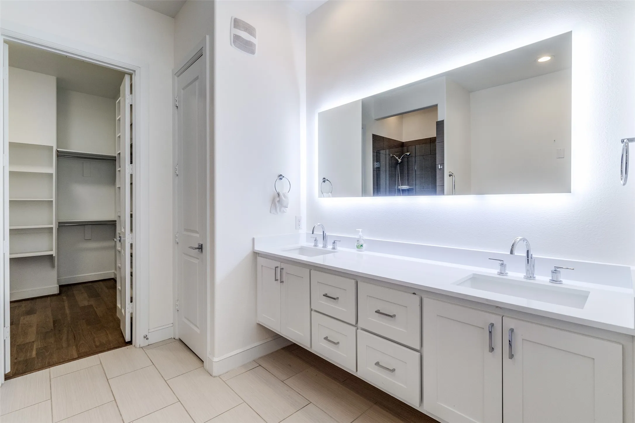 Condominium For Sale in Dallas County , 5015 Meridian Lane 1102, Addison, Texas 75001, 3 Bedroom, 3 Bathroom, 2 Garage spaces, 1,635 Sqft, built in 2016, mls#21197641, Real Estate Agent in Addison, Homes For Sale in Dallas county, Homes For Sale in Addison, Realtor in Addison Texas, Real Estate Brokerage Independent Realty Texas, Luminita Cordes Realtor