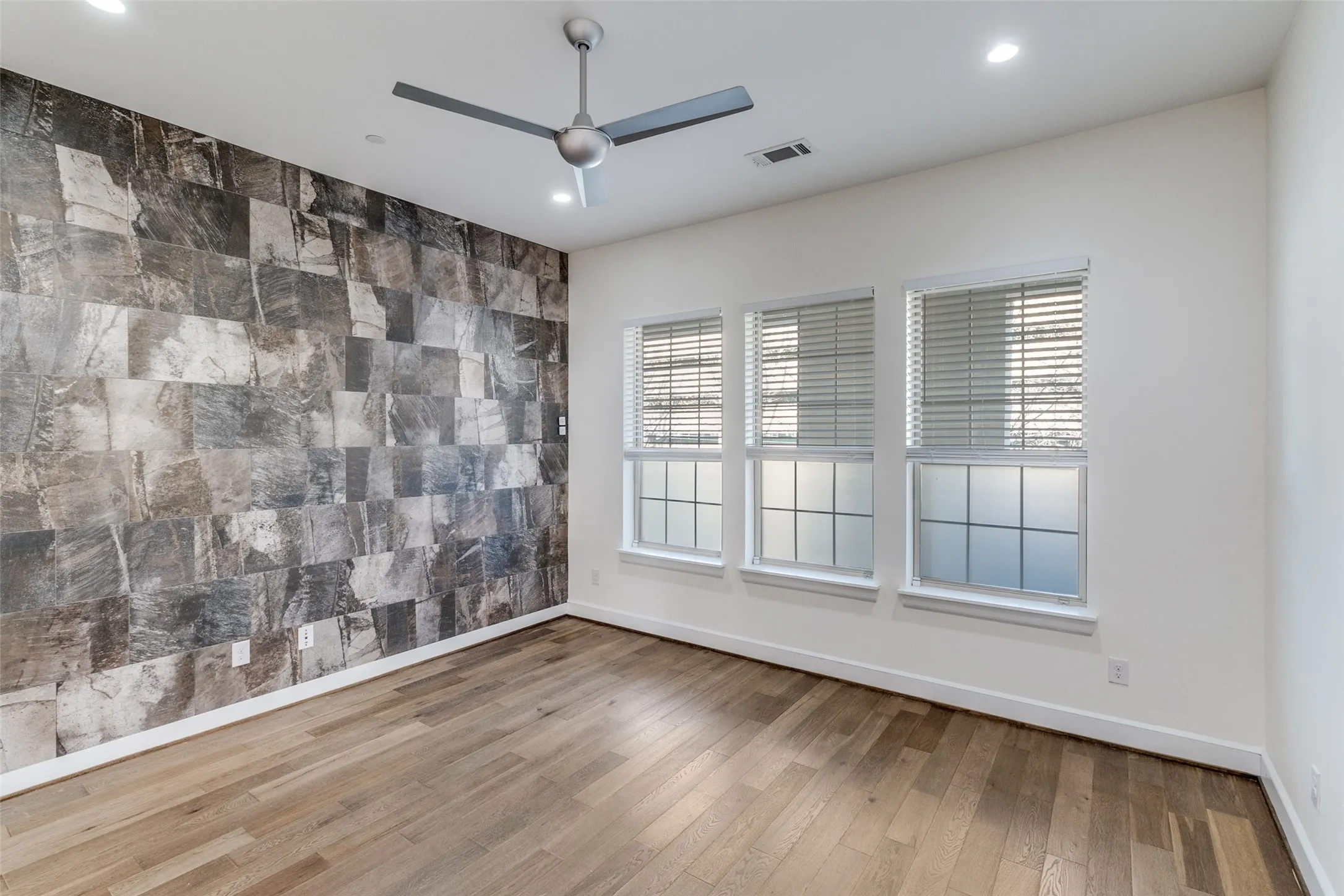 Condominium For Sale in Dallas County , 5015 Meridian Lane 1102, Addison, Texas 75001, 3 Bedroom, 3 Bathroom, 2 Garage spaces, 1,635 Sqft, built in 2016, mls#21197641, Real Estate Agent in Addison, Homes For Sale in Dallas county, Homes For Sale in Addison, Realtor in Addison Texas, Real Estate Brokerage Independent Realty Texas, Luminita Cordes Realtor
