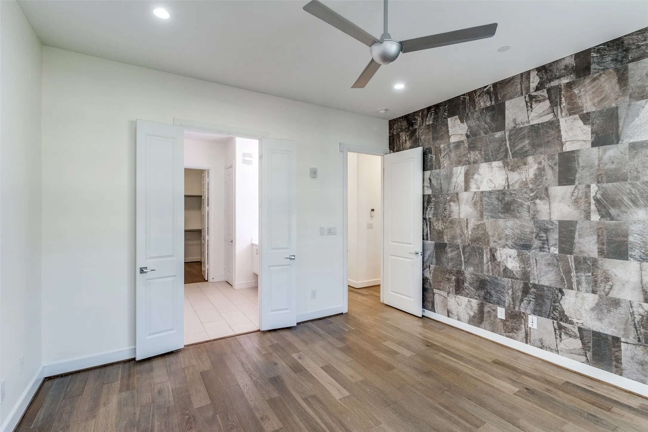 Condominium For Sale in Dallas County , 5015 Meridian Lane 1102, Addison, Texas 75001, 3 Bedroom, 3 Bathroom, 2 Garage spaces, 1,635 Sqft, built in 2016, mls#21197641, Real Estate Agent in Addison, Homes For Sale in Dallas county, Homes For Sale in Addison, Realtor in Addison Texas, Real Estate Brokerage Independent Realty Texas, Luminita Cordes Realtor