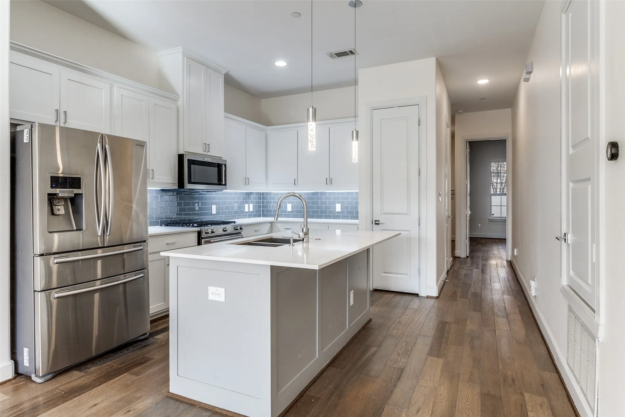 Condominium For Sale in Dallas County , 5015 Meridian Lane 1102, Addison, Texas 75001, 3 Bedroom, 3 Bathroom, 2 Garage spaces, 1,635 Sqft, built in 2016, mls#21197641, Real Estate Agent in Addison, Homes For Sale in Dallas county, Homes For Sale in Addison, Realtor in Addison Texas, Real Estate Brokerage Independent Realty Texas, Luminita Cordes Realtor