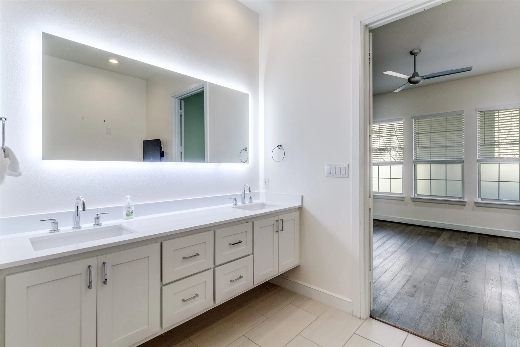 Condominium For Sale in Dallas County , 5015 Meridian Lane 1102, Addison, Texas 75001, 3 Bedroom, 3 Bathroom, 2 Garage spaces, 1,635 Sqft, built in 2016, mls#21197641, Real Estate Agent in Addison, Homes For Sale in Dallas county, Homes For Sale in Addison, Realtor in Addison Texas, Real Estate Brokerage Independent Realty Texas, Luminita Cordes Realtor
