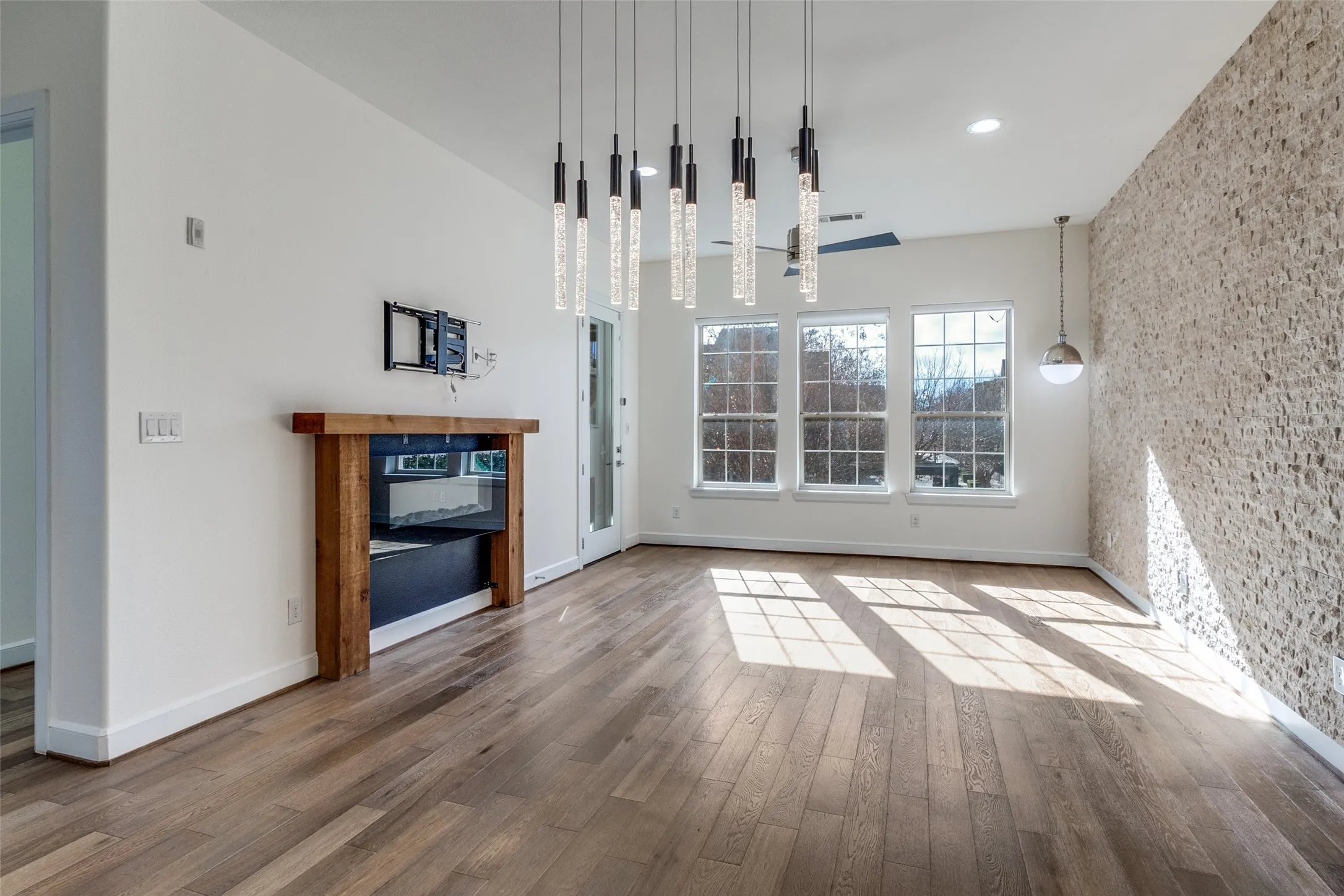 Condominium For Sale in Dallas County , 5015 Meridian Lane 1102, Addison, Texas 75001, 3 Bedroom, 3 Bathroom, 2 Garage spaces, 1,635 Sqft, built in 2016, mls#21197641, Real Estate Agent in Addison, Homes For Sale in Dallas county, Homes For Sale in Addison, Realtor in Addison Texas, Real Estate Brokerage Independent Realty Texas, Luminita Cordes Realtor