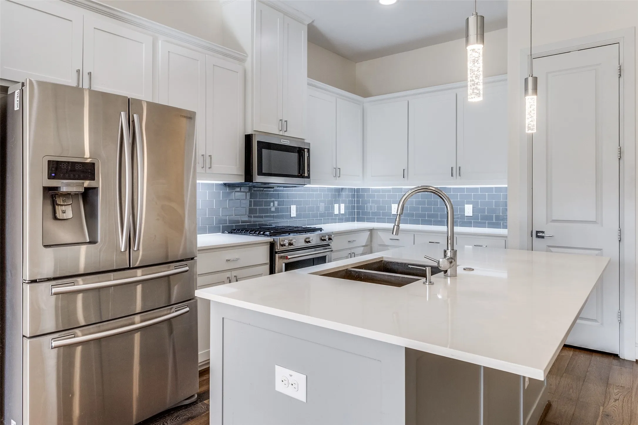 Condominium For Sale in Dallas County , 5015 Meridian Lane 1102, Addison, Texas 75001, 3 Bedroom, 3 Bathroom, 2 Garage spaces, 1,635 Sqft, built in 2016, mls#21197641, Real Estate Agent in Addison, Homes For Sale in Dallas county, Homes For Sale in Addison, Realtor in Addison Texas, Real Estate Brokerage Independent Realty Texas, Luminita Cordes Realtor