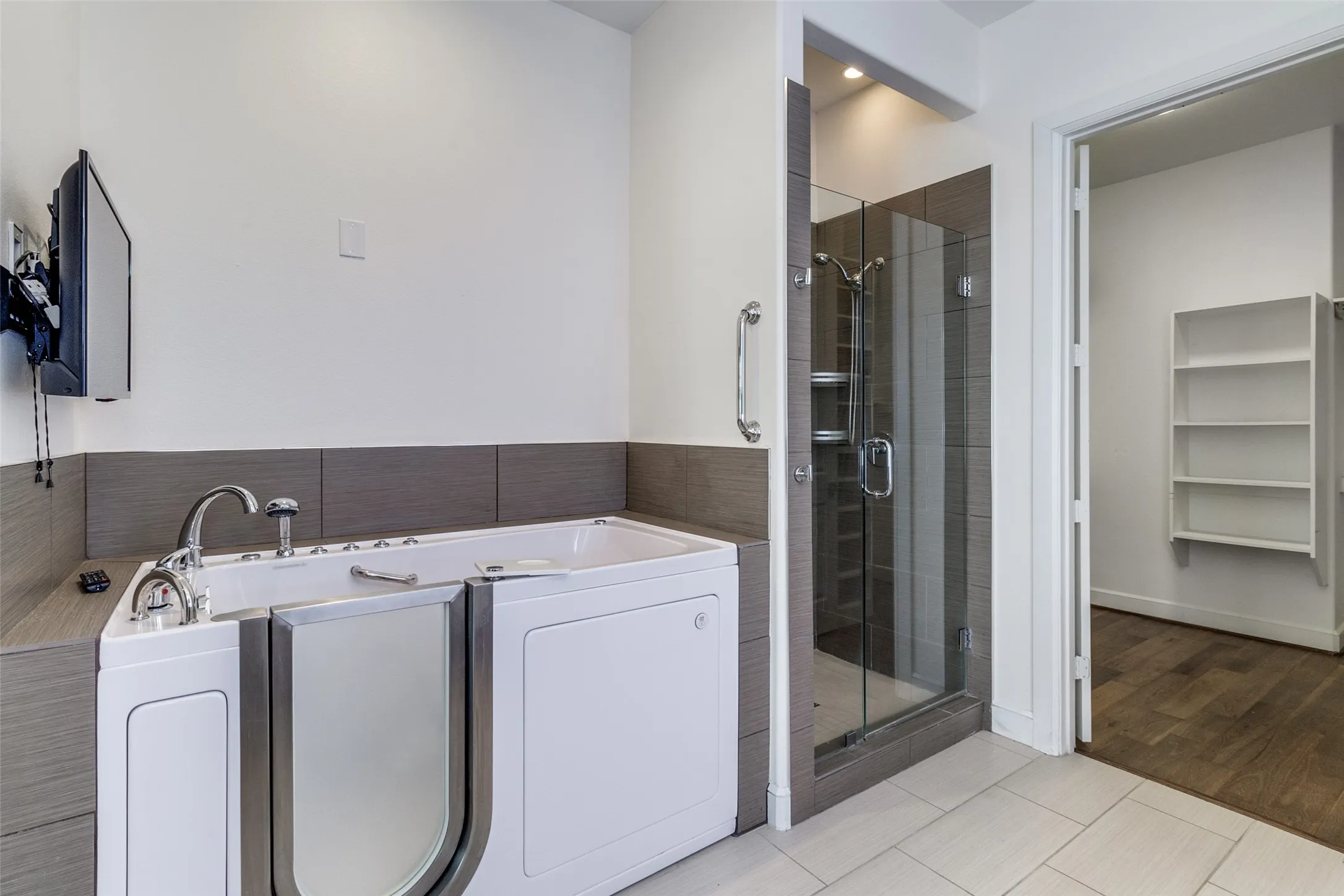 Condominium For Sale in Dallas County , 5015 Meridian Lane 1102, Addison, Texas 75001, 3 Bedroom, 3 Bathroom, 2 Garage spaces, 1,635 Sqft, built in 2016, mls#21197641, Real Estate Agent in Addison, Homes For Sale in Dallas county, Homes For Sale in Addison, Realtor in Addison Texas, Real Estate Brokerage Independent Realty Texas, Luminita Cordes Realtor