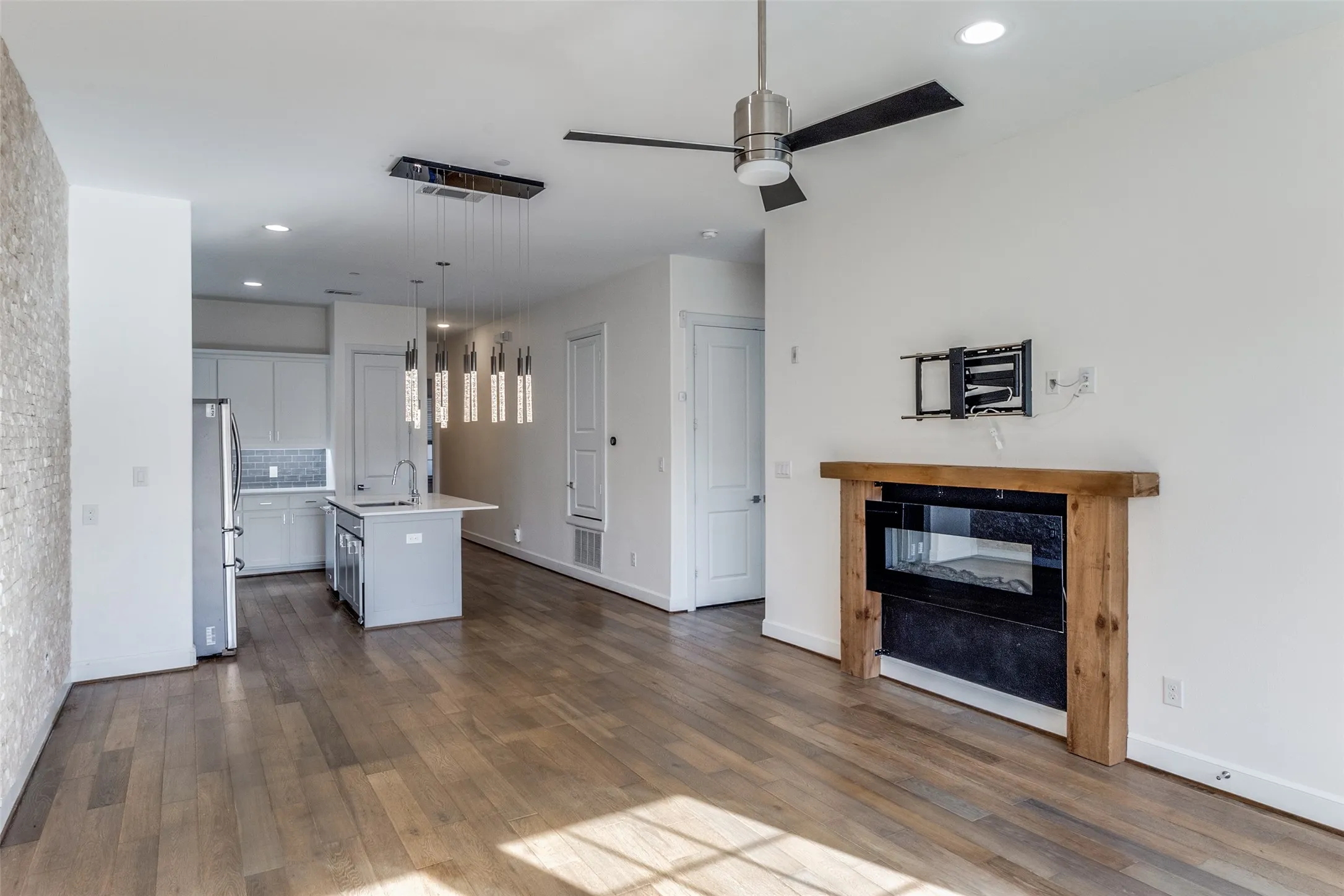 Condominium For Sale in Dallas County , 5015 Meridian Lane 1102, Addison, Texas 75001, 3 Bedroom, 3 Bathroom, 2 Garage spaces, 1,635 Sqft, built in 2016, mls#21197641, Real Estate Agent in Addison, Homes For Sale in Dallas county, Homes For Sale in Addison, Realtor in Addison Texas, Real Estate Brokerage Independent Realty Texas, Luminita Cordes Realtor