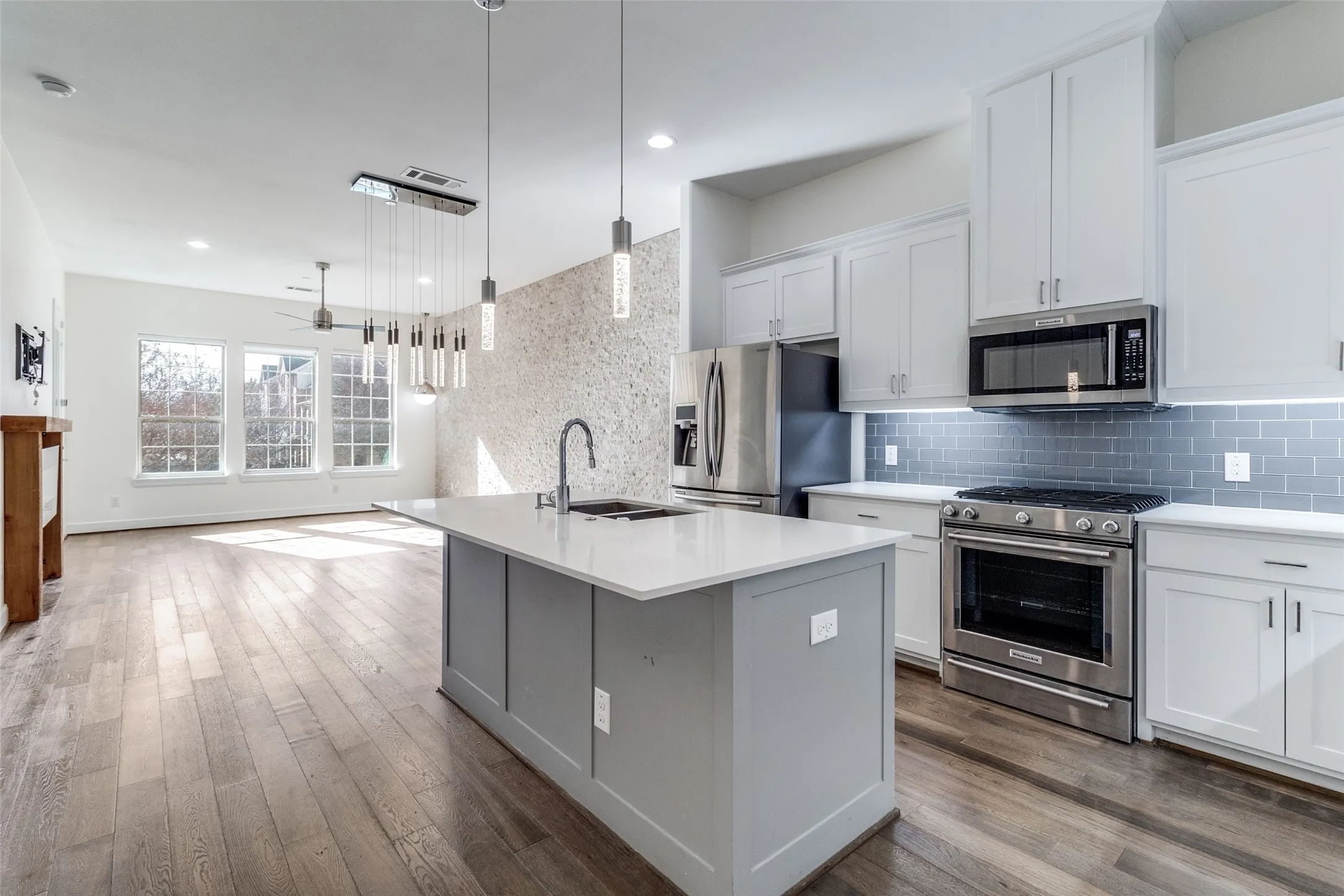 Condominium For Sale in Dallas County , 5015 Meridian Lane 1102, Addison, Texas 75001, 3 Bedroom, 3 Bathroom, 2 Garage spaces, 1,635 Sqft, built in 2016, mls#21197641, Real Estate Agent in Addison, Homes For Sale in Dallas county, Homes For Sale in Addison, Realtor in Addison Texas, Real Estate Brokerage Independent Realty Texas, Luminita Cordes Realtor