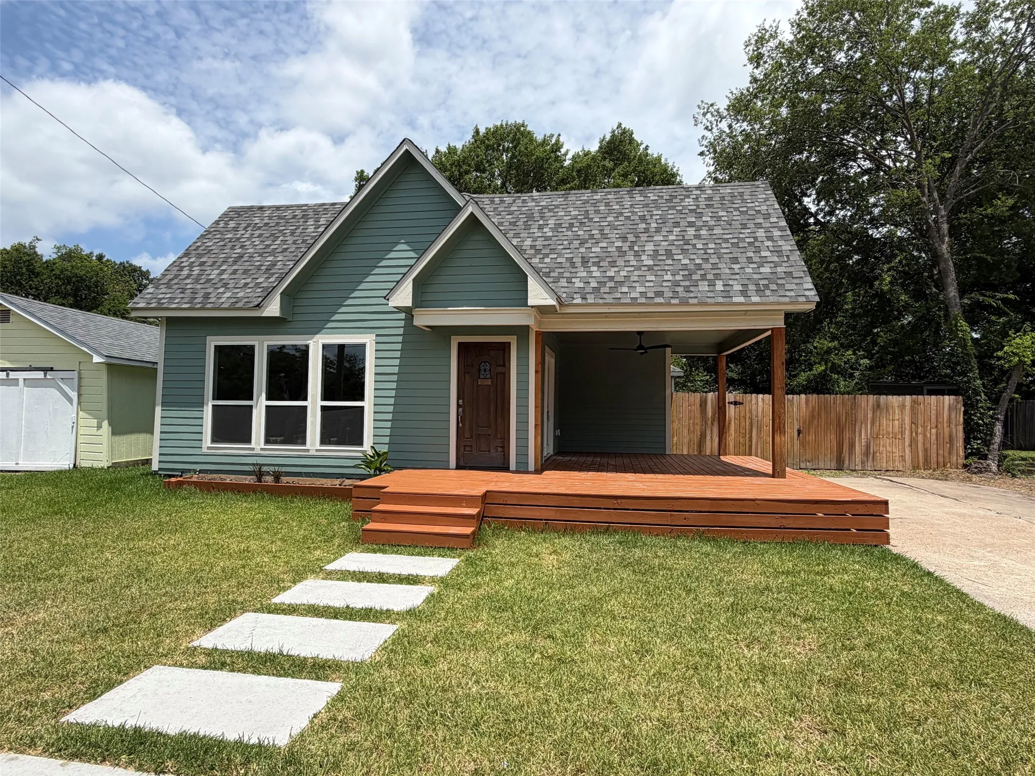 Single Family Residence For Sale in Kaufman County , 405 E 9th Street, Kemp, Texas 75143, 4 Bedroom, 3 Bathroom, Garage spaces, 2,580 Sqft, built in 1960, mls#21190218, Real Estate Agent in Kemp, Homes For Sale in Kaufman county, Homes For Sale in Kemp, Realtor in Kemp Texas, Real Estate Brokerage Independent Realty Texas, Luminita Cordes Realtor