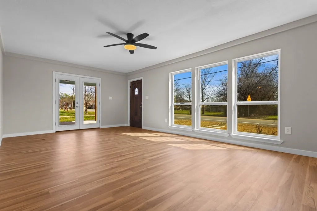 Single Family Residence For Sale in Kaufman County , 405 E 9th Street, Kemp, Texas 75143, 4 Bedroom, 3 Bathroom, Garage spaces, 2,580 Sqft, built in 1960, mls#21190218, Real Estate Agent in Kemp, Homes For Sale in Kaufman county, Homes For Sale in Kemp, Realtor in Kemp Texas, Real Estate Brokerage Independent Realty Texas, Luminita Cordes Realtor