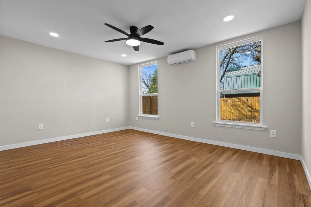 Single Family Residence For Sale in Kaufman County , 405 E 9th Street, Kemp, Texas 75143, 4 Bedroom, 3 Bathroom, Garage spaces, 2,580 Sqft, built in 1960, mls#21190218, Real Estate Agent in Kemp, Homes For Sale in Kaufman county, Homes For Sale in Kemp, Realtor in Kemp Texas, Real Estate Brokerage Independent Realty Texas, Luminita Cordes Realtor