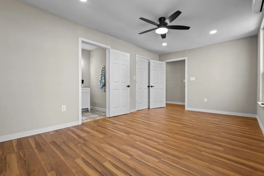 Single Family Residence For Sale in Kaufman County , 405 E 9th Street, Kemp, Texas 75143, 4 Bedroom, 3 Bathroom, Garage spaces, 2,580 Sqft, built in 1960, mls#21190218, Real Estate Agent in Kemp, Homes For Sale in Kaufman county, Homes For Sale in Kemp, Realtor in Kemp Texas, Real Estate Brokerage Independent Realty Texas, Luminita Cordes Realtor