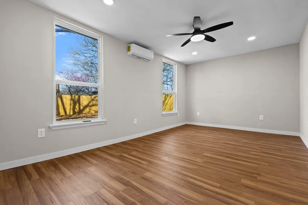 Single Family Residence For Sale in Kaufman County , 405 E 9th Street, Kemp, Texas 75143, 4 Bedroom, 3 Bathroom, Garage spaces, 2,580 Sqft, built in 1960, mls#21190218, Real Estate Agent in Kemp, Homes For Sale in Kaufman county, Homes For Sale in Kemp, Realtor in Kemp Texas, Real Estate Brokerage Independent Realty Texas, Luminita Cordes Realtor