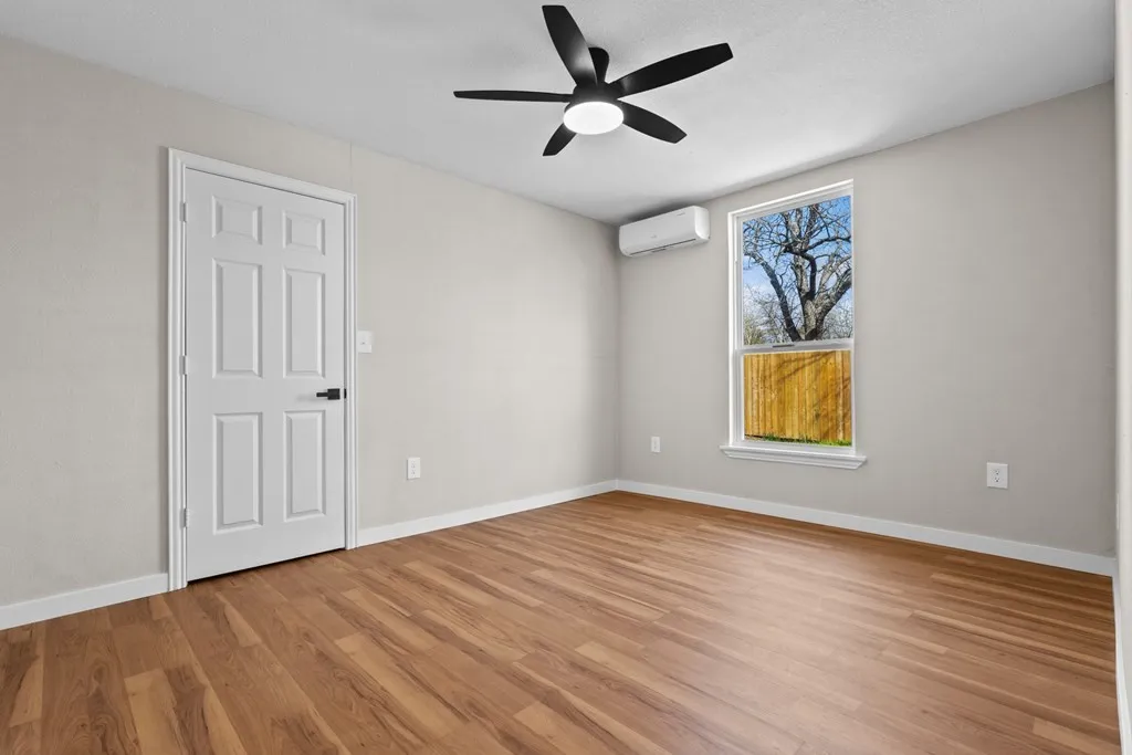 Single Family Residence For Sale in Kaufman County , 405 E 9th Street, Kemp, Texas 75143, 4 Bedroom, 3 Bathroom, Garage spaces, 2,580 Sqft, built in 1960, mls#21190218, Real Estate Agent in Kemp, Homes For Sale in Kaufman county, Homes For Sale in Kemp, Realtor in Kemp Texas, Real Estate Brokerage Independent Realty Texas, Luminita Cordes Realtor