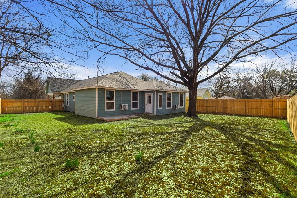 Single Family Residence For Sale in Kaufman County , 405 E 9th Street, Kemp, Texas 75143, 4 Bedroom, 3 Bathroom, Garage spaces, 2,580 Sqft, built in 1960, mls#21190218, Real Estate Agent in Kemp, Homes For Sale in Kaufman county, Homes For Sale in Kemp, Realtor in Kemp Texas, Real Estate Brokerage Independent Realty Texas, Luminita Cordes Realtor