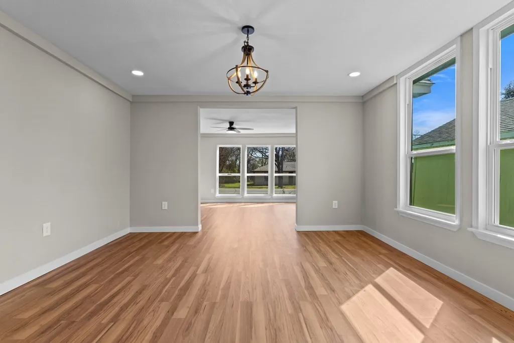 Single Family Residence For Sale in Kaufman County , 405 E 9th Street, Kemp, Texas 75143, 4 Bedroom, 3 Bathroom, Garage spaces, 2,580 Sqft, built in 1960, mls#21190218, Real Estate Agent in Kemp, Homes For Sale in Kaufman county, Homes For Sale in Kemp, Realtor in Kemp Texas, Real Estate Brokerage Independent Realty Texas, Luminita Cordes Realtor