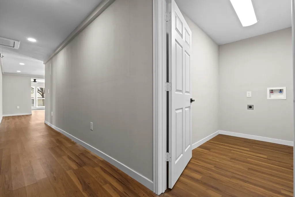 Single Family Residence For Sale in Kaufman County , 405 E 9th Street, Kemp, Texas 75143, 4 Bedroom, 3 Bathroom, Garage spaces, 2,580 Sqft, built in 1960, mls#21190218, Real Estate Agent in Kemp, Homes For Sale in Kaufman county, Homes For Sale in Kemp, Realtor in Kemp Texas, Real Estate Brokerage Independent Realty Texas, Luminita Cordes Realtor