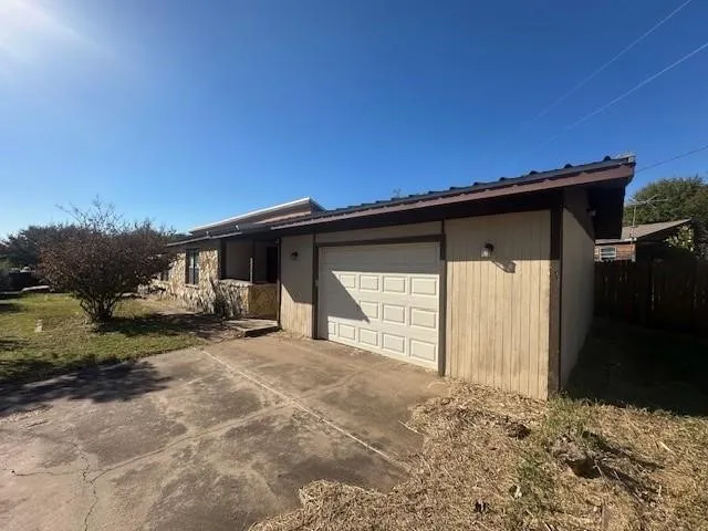 Single Family Residence For Sale in Hood County , 808 Flamingo Road, Granbury, Texas 76049, 2 Bedroom, 2 Bathroom, 1 Garage spaces, 1,997 Sqft, built in 1985, Price $134,500, mls#21197733, Real Estate Agent in Granbury, Homes For Sale in Hood county, Homes For Sale in Granbury, Realtor in Granbury Texas, Real Estate Brokerage Independent Realty Texas, Luminita Cordes Realtor