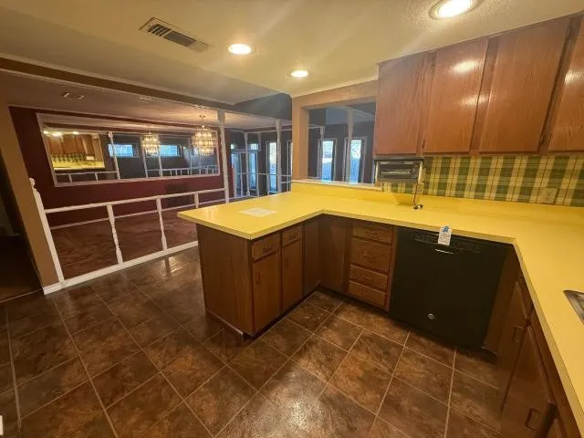 Single Family Residence For Sale in Hood County , 808 Flamingo Road, Granbury, Texas 76049, 2 Bedroom, 2 Bathroom, 1 Garage spaces, 1,997 Sqft, built in 1985, Price $134,500, mls#21197733, Real Estate Agent in Granbury, Homes For Sale in Hood county, Homes For Sale in Granbury, Realtor in Granbury Texas, Real Estate Brokerage Independent Realty Texas, Luminita Cordes Realtor