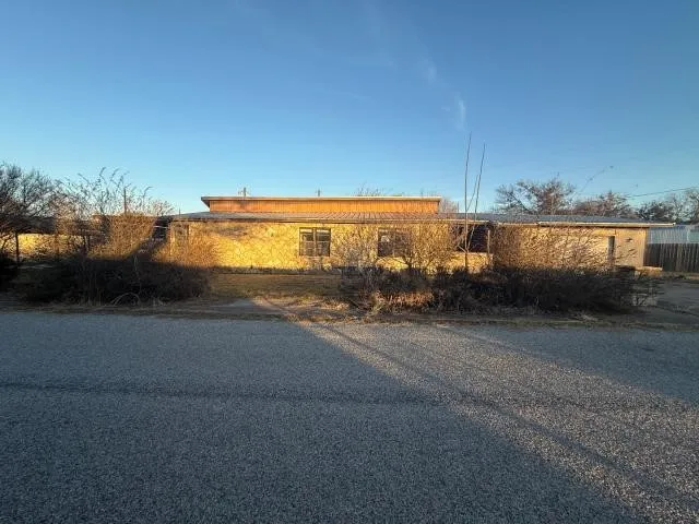 Single Family Residence For Sale in Hood County , 808 Flamingo Road, Granbury, Texas 76049, 2 Bedroom, 2 Bathroom, 1 Garage spaces, 1,997 Sqft, built in 1985, Price $134,500, mls#21197733, Real Estate Agent in Granbury, Homes For Sale in Hood county, Homes For Sale in Granbury, Realtor in Granbury Texas, Real Estate Brokerage Independent Realty Texas, Luminita Cordes Realtor
