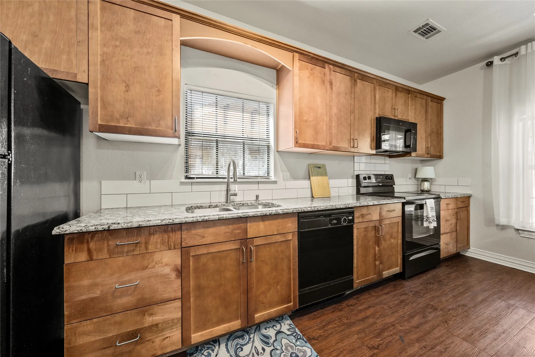 Condominium For Sale in Mc Lennan County , 2410 S 2nd Street 630, Waco, Texas 76706, 2 Bedroom, 3 Bathroom, 1 Garage spaces, 1,170 Sqft, built in 2006, mls#21196256, Real Estate Agent in Waco, Homes For Sale in Mc Lennan county, Homes For Sale in Waco, Realtor in Waco Texas, Real Estate Brokerage Independent Realty Texas, Luminita Cordes Realtor