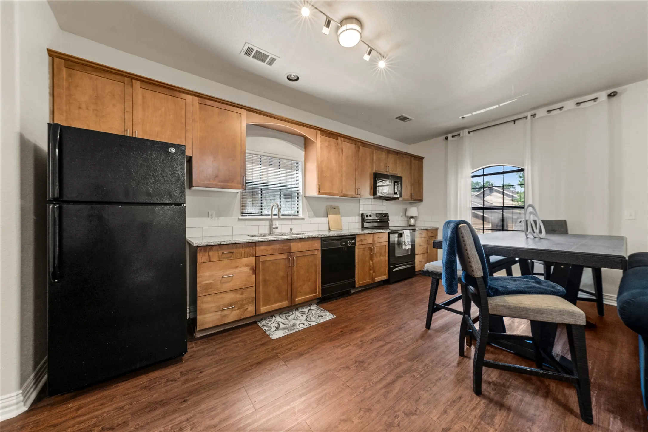 Condominium For Sale in Mc Lennan County , 2410 S 2nd Street 630, Waco, Texas 76706, 2 Bedroom, 3 Bathroom, 1 Garage spaces, 1,170 Sqft, built in 2006, mls#21196256, Real Estate Agent in Waco, Homes For Sale in Mc Lennan county, Homes For Sale in Waco, Realtor in Waco Texas, Real Estate Brokerage Independent Realty Texas, Luminita Cordes Realtor