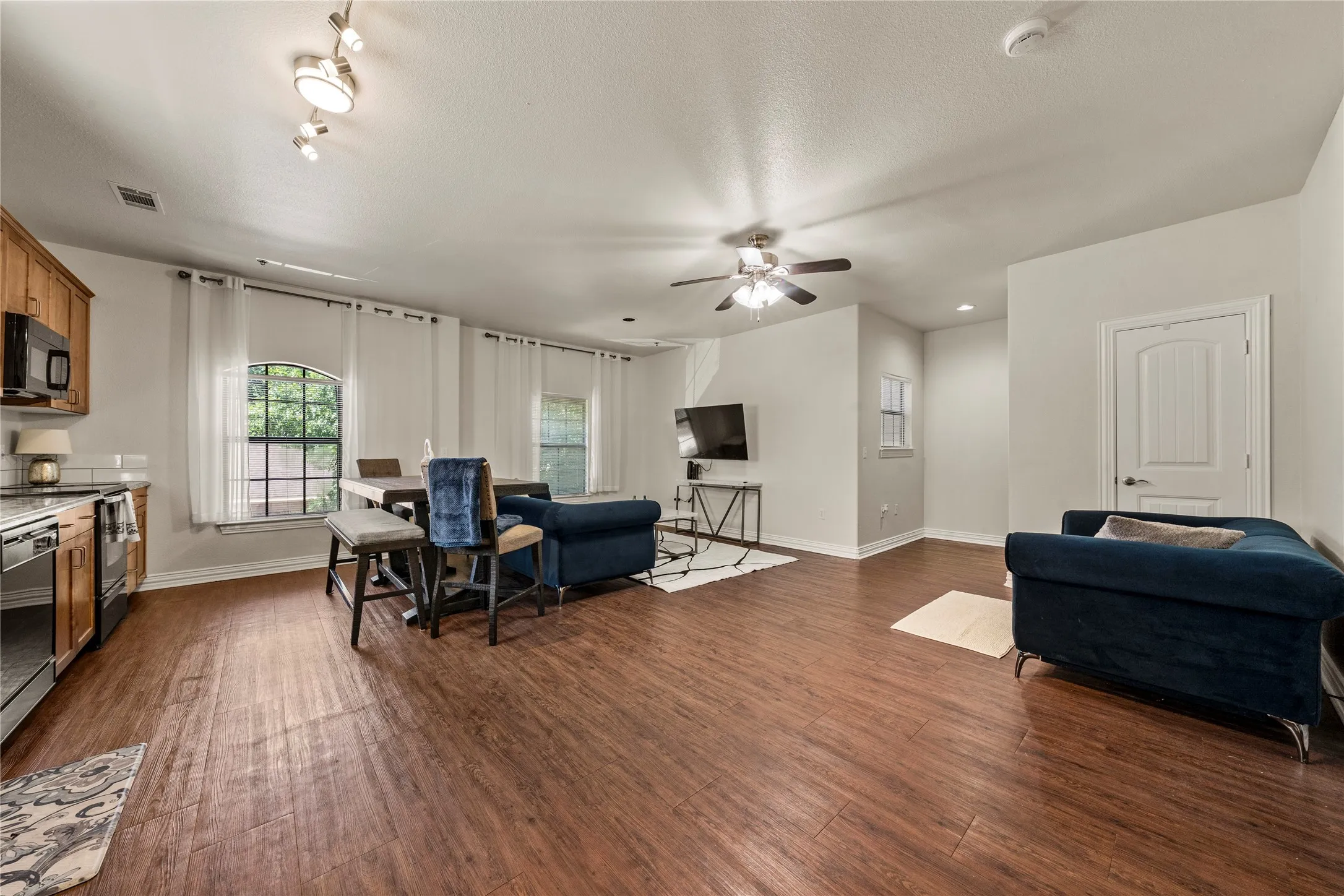 Condominium For Sale in Mc Lennan County , 2410 S 2nd Street 630, Waco, Texas 76706, 2 Bedroom, 3 Bathroom, 1 Garage spaces, 1,170 Sqft, built in 2006, mls#21196256, Real Estate Agent in Waco, Homes For Sale in Mc Lennan county, Homes For Sale in Waco, Realtor in Waco Texas, Real Estate Brokerage Independent Realty Texas, Luminita Cordes Realtor